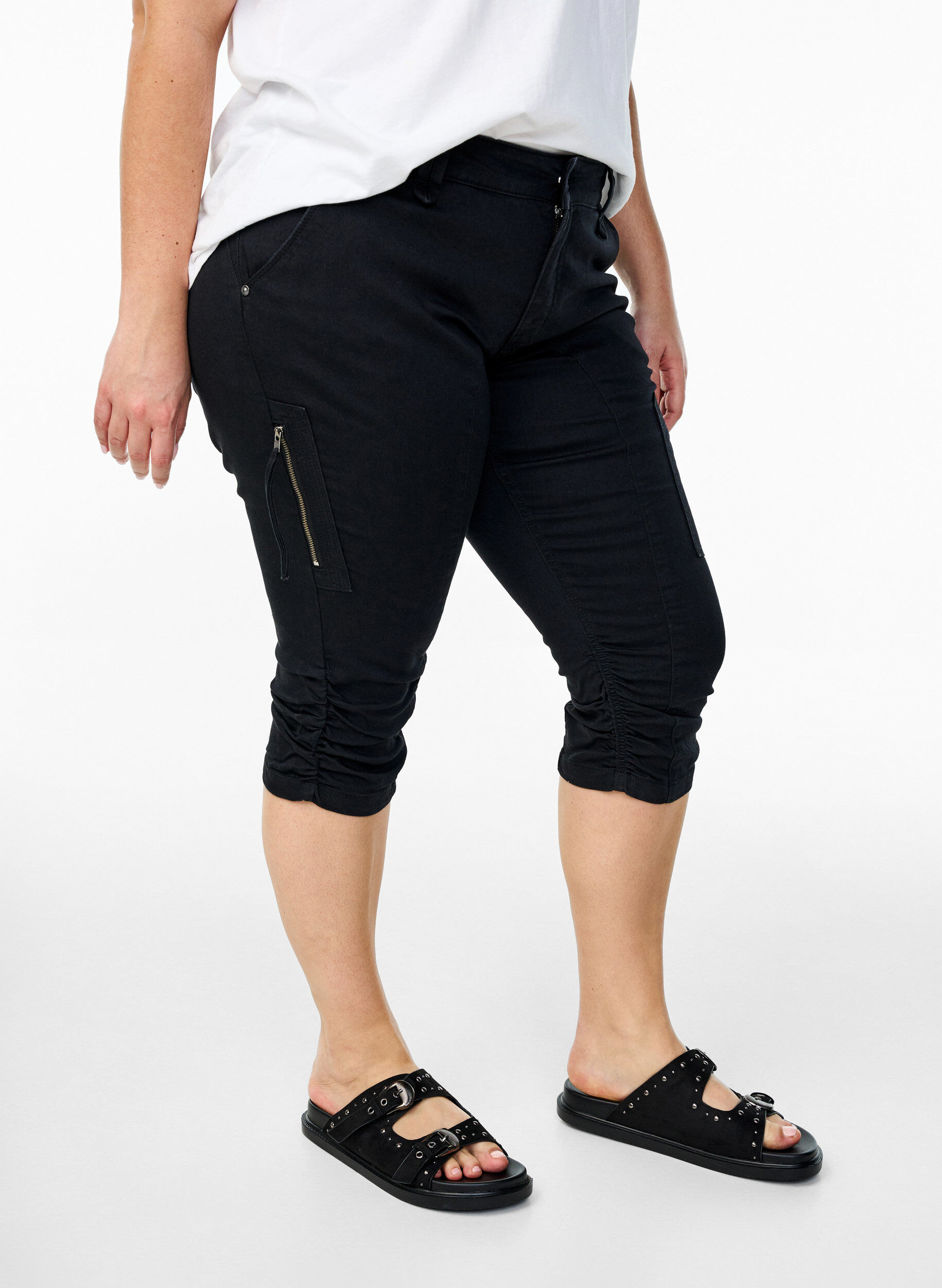 ZizziSlim fit capri jeans met zakken, Zwart, Model image number 2