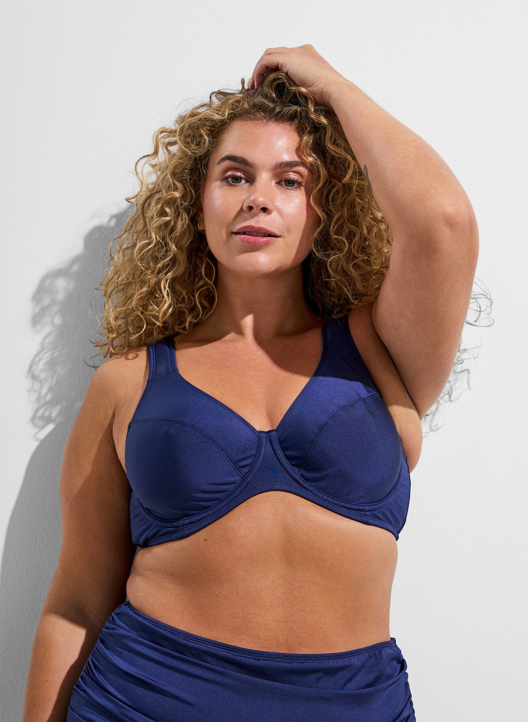 Volledig dekkende bikinitop met beugel, Blauw, Model