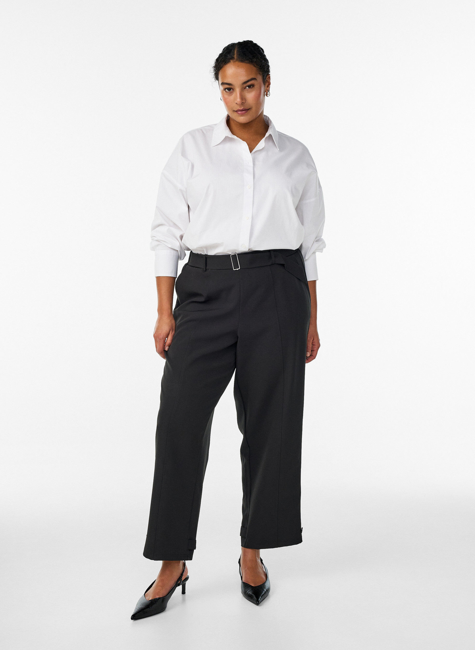High-waisted broek met riem, Zwart, Model