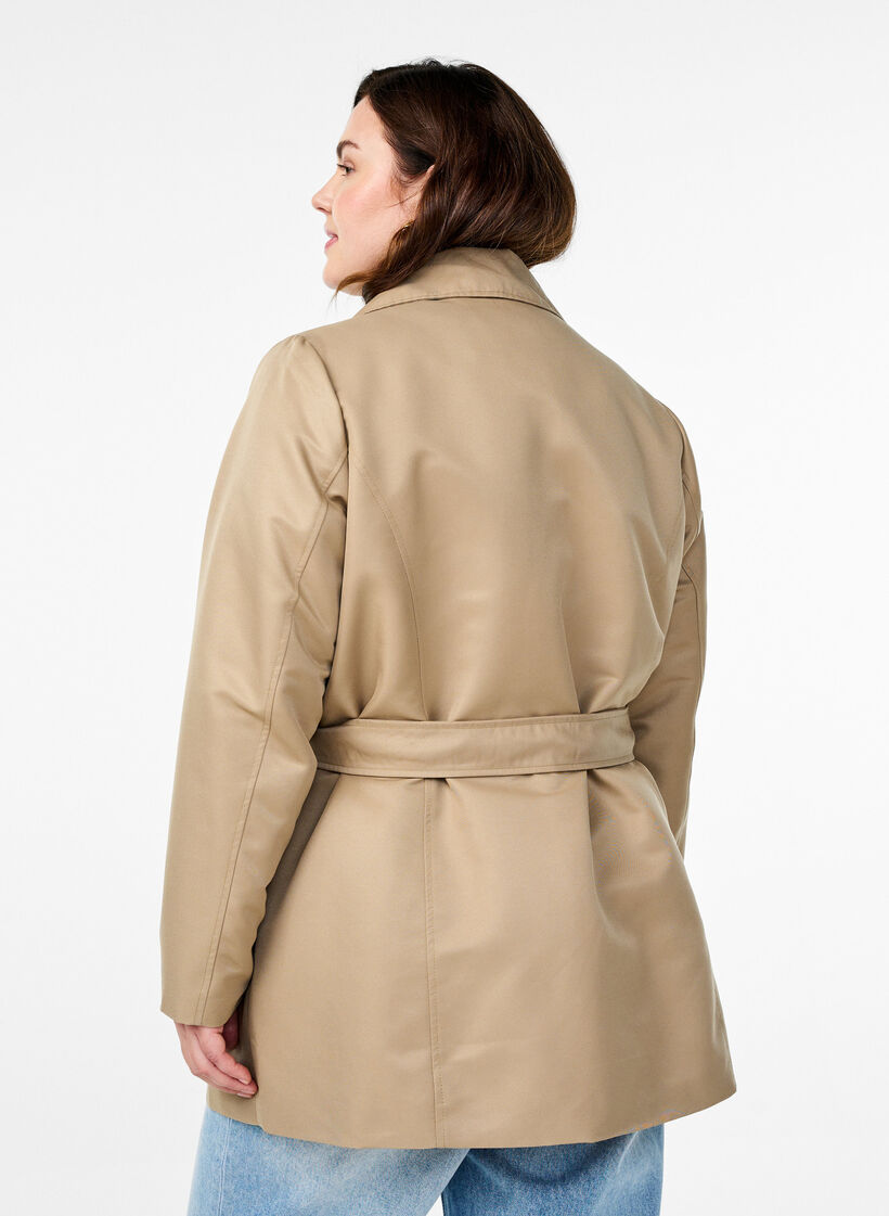 Korte trenchcoat met riem, Coriander, Model