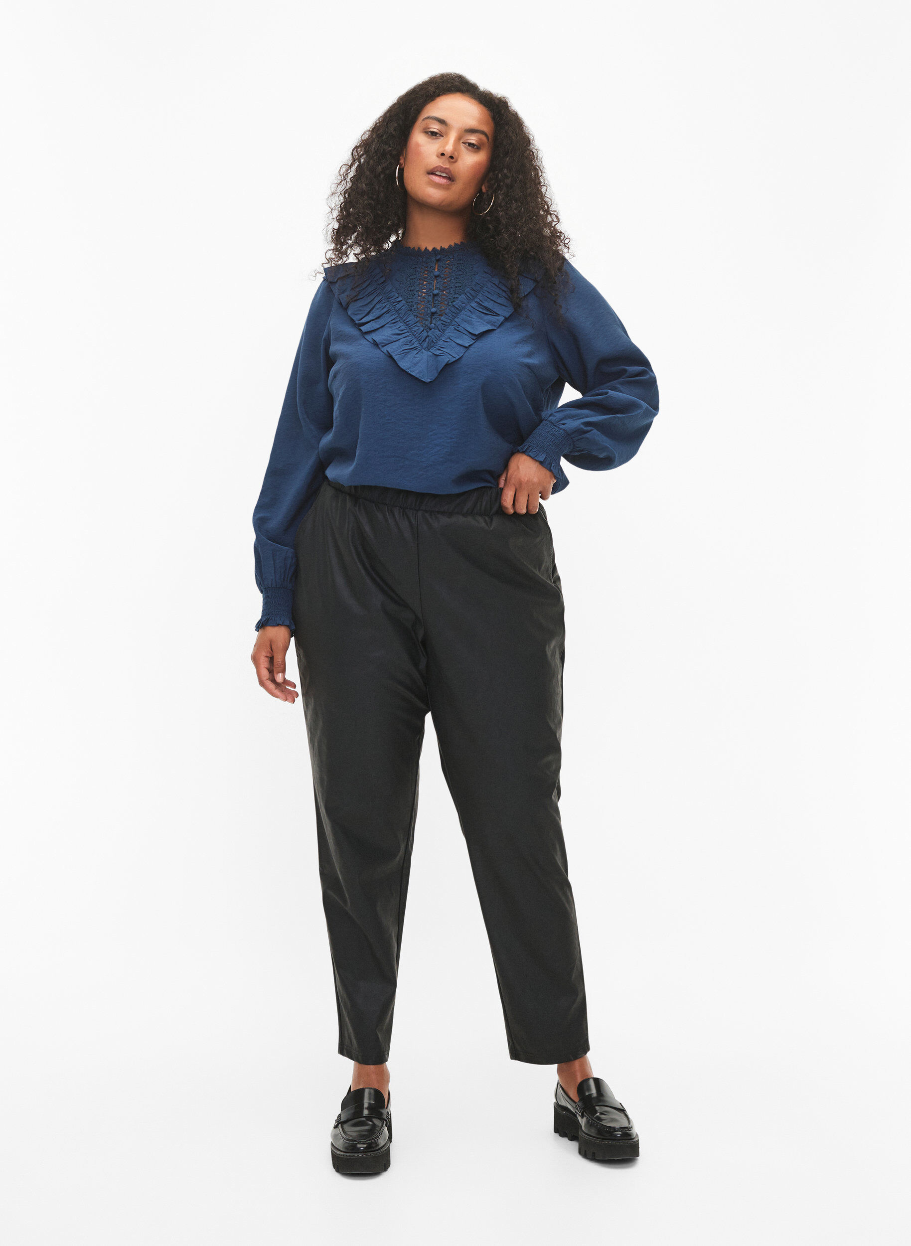 Broek van imitatieleer met zakken, Black, Model