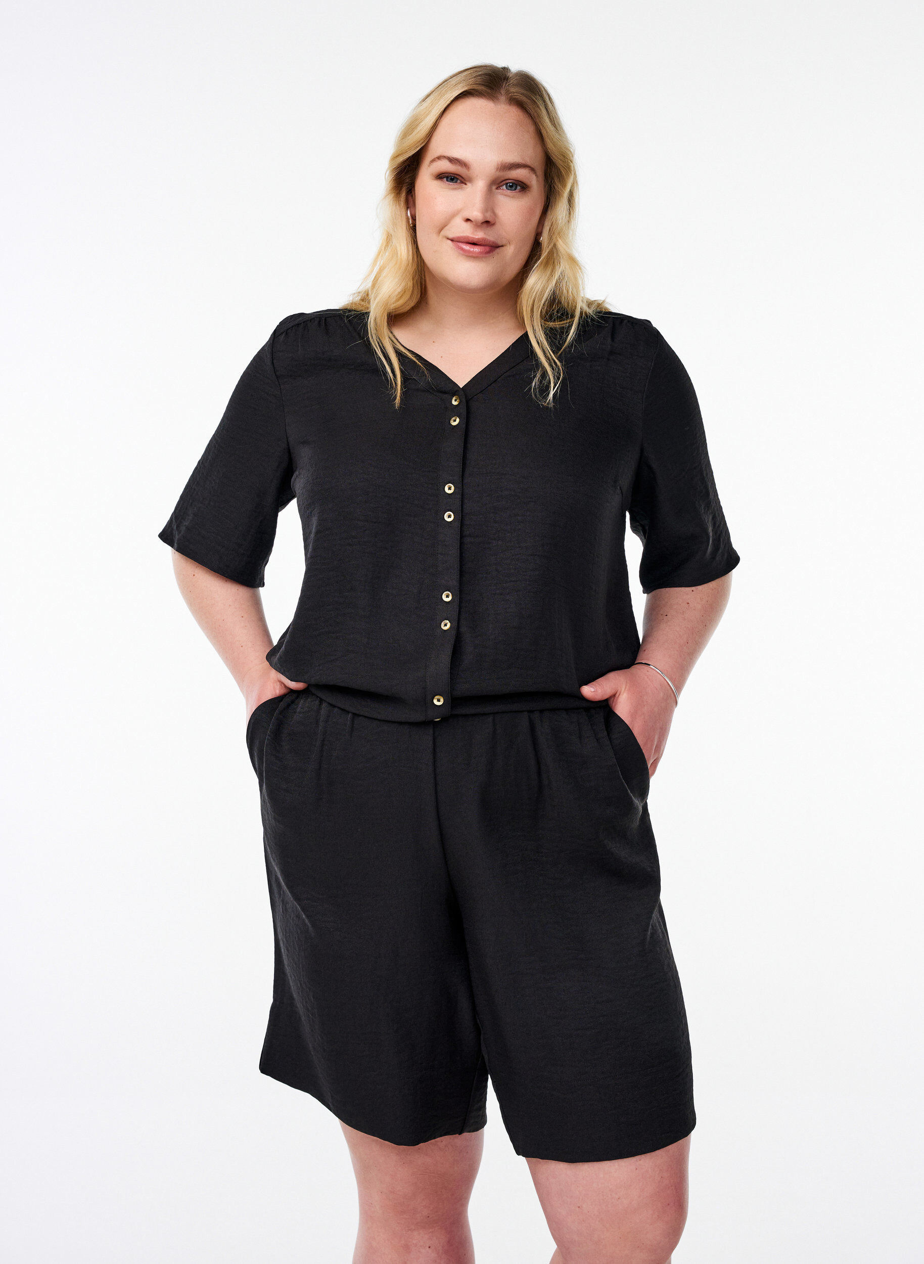 Korte broek met zakken en hoge taille, Zwart, Model