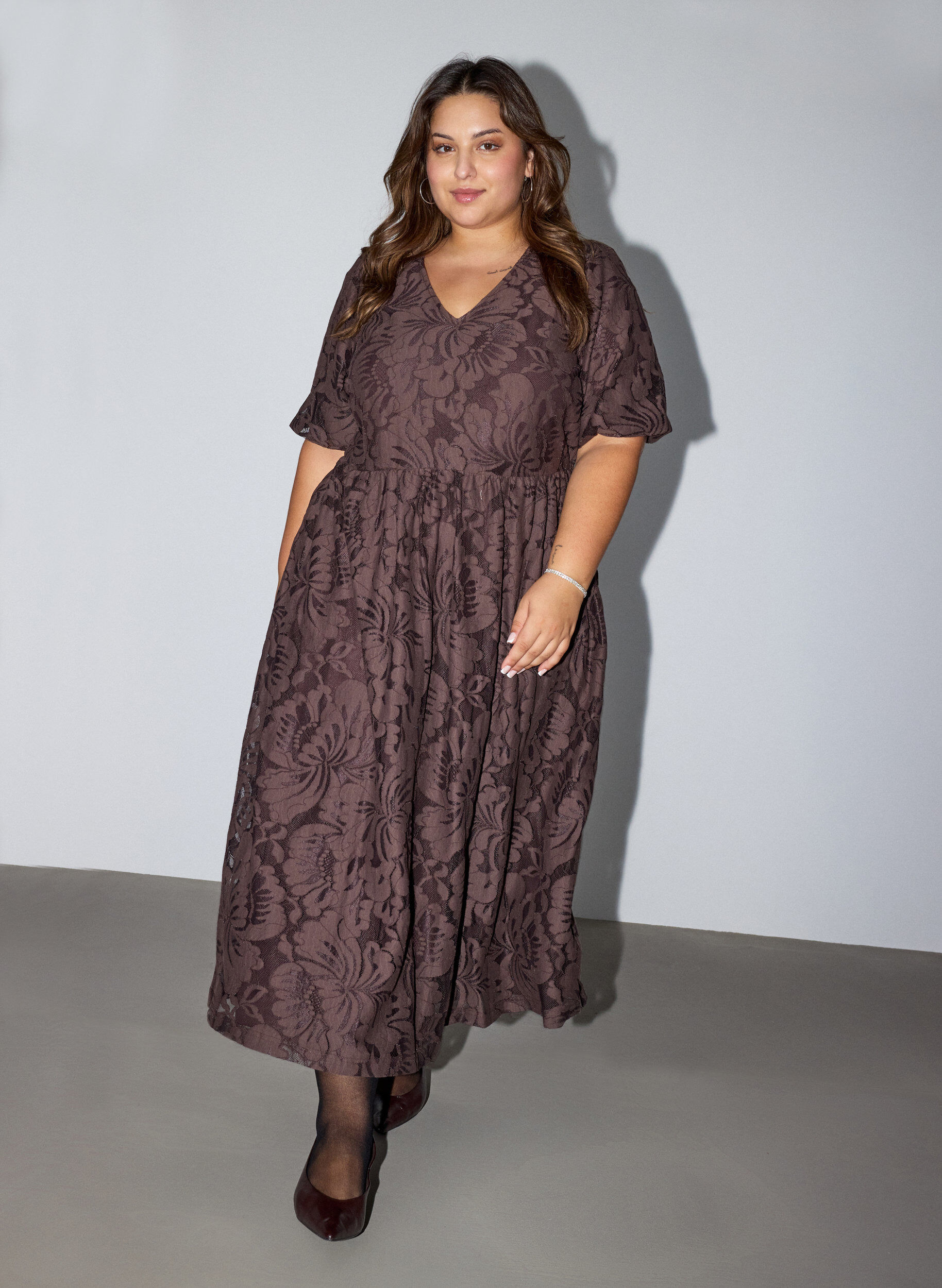 Midi-jurk met bloemenjacquard, Bruin, Model