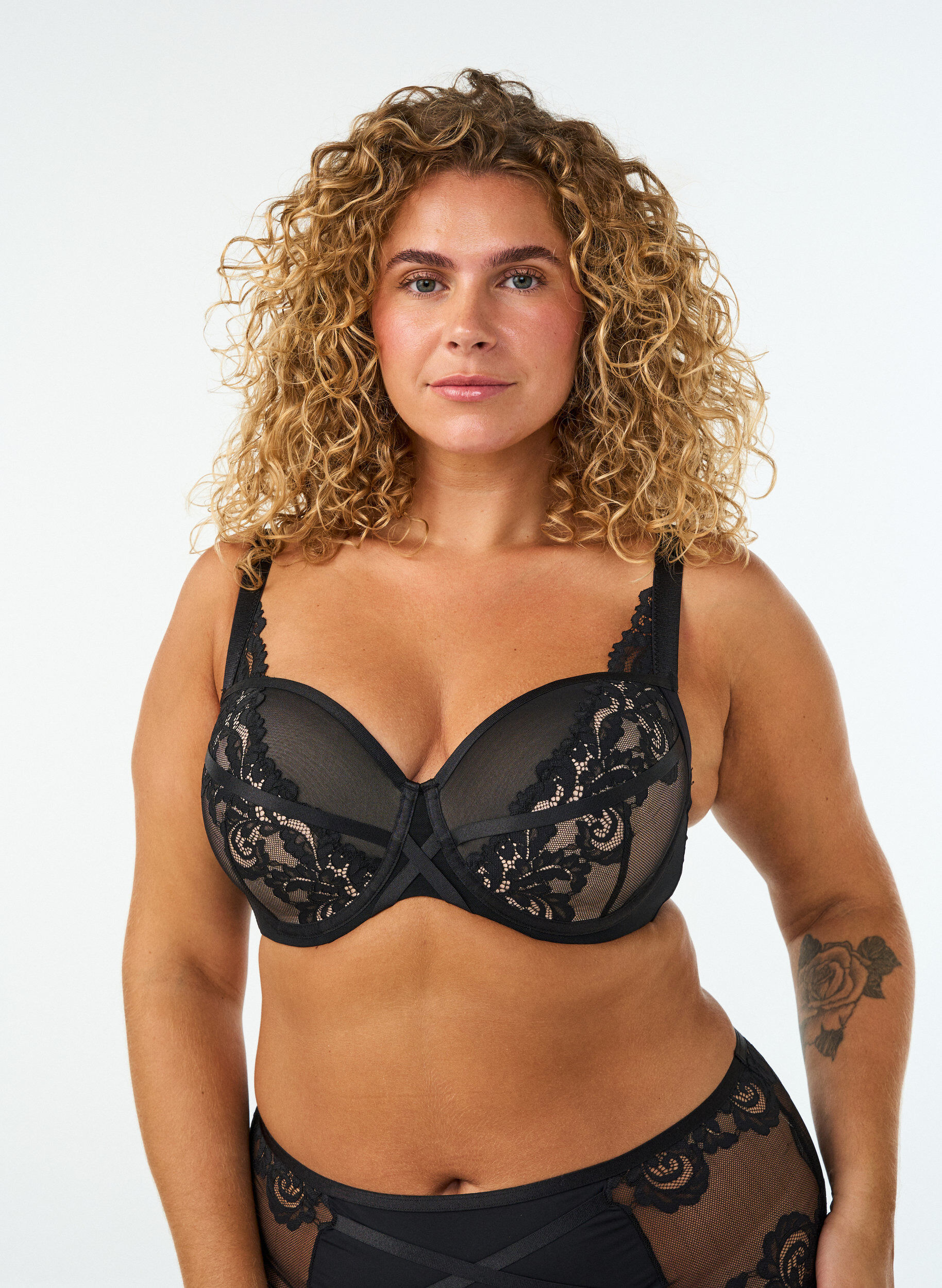 Voorgevormde bh met beugel en bloemenkant, Zwart, Model