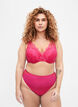 Braziliaans slipje van kant met normale taille, Roze, Model image number 0