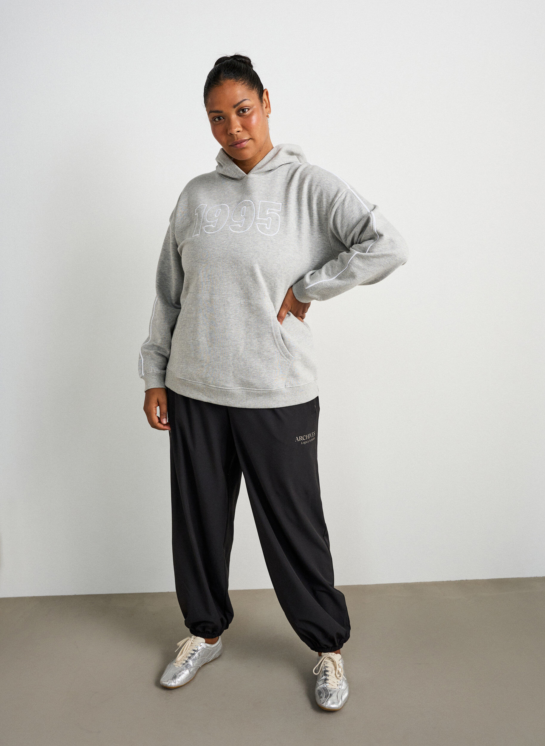 ZizziHoodie met geborduurd motief, Grijs, Model image number 1