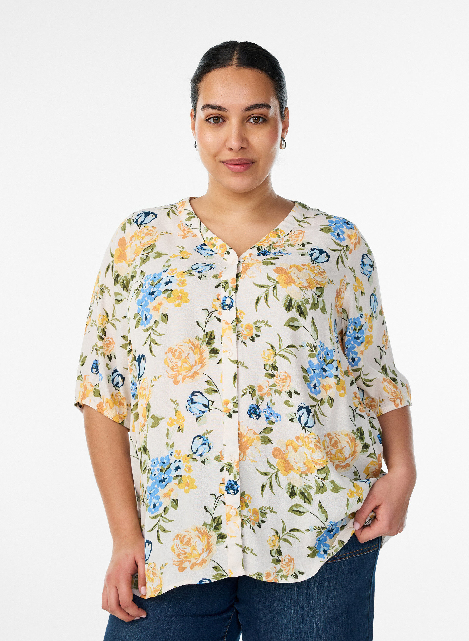 Blouse imprim&eacute;e en viscose avec fermeture boutonn&eacute;e, Vanille, Model