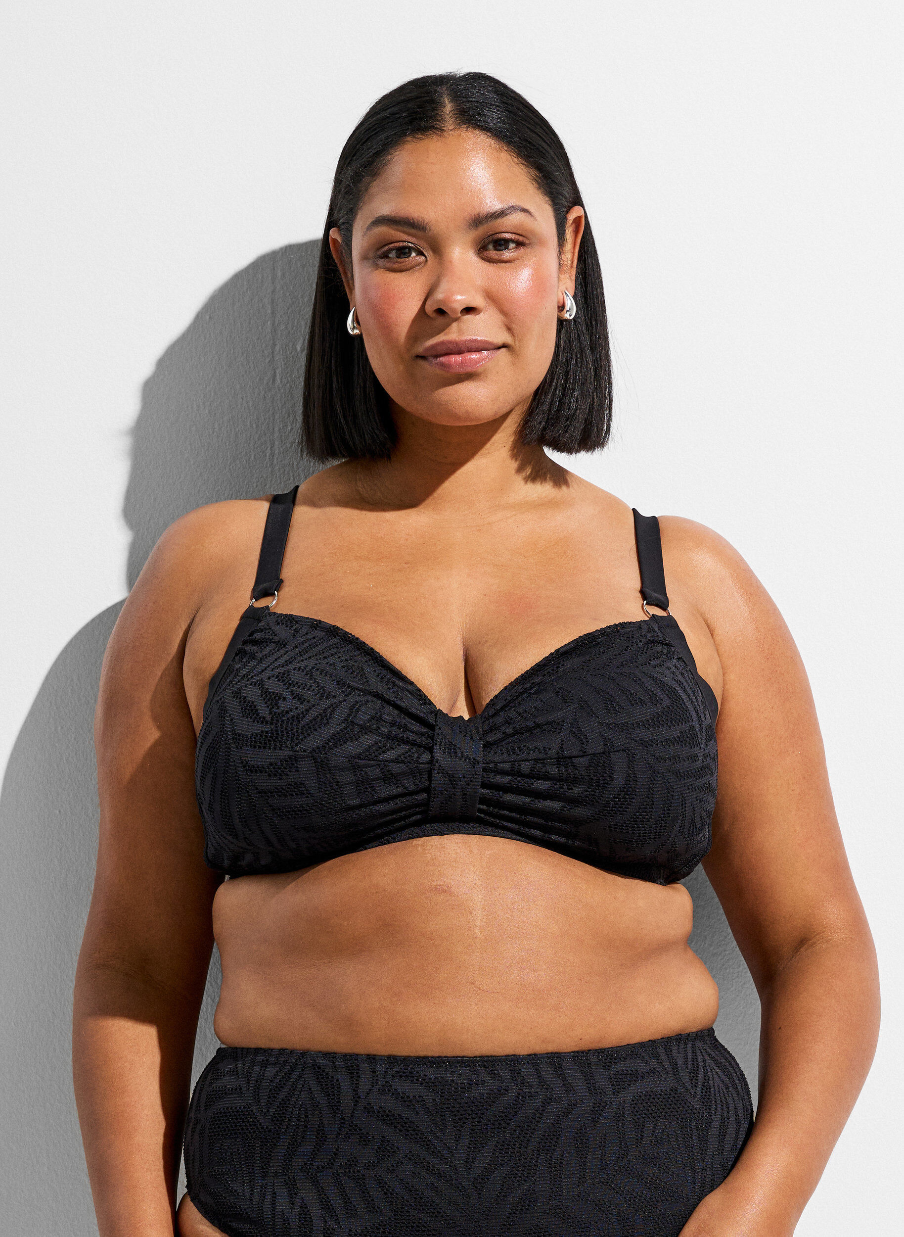 Bikinibeha met gestructureerd mesh en afneembare inlays, Zwart, Model