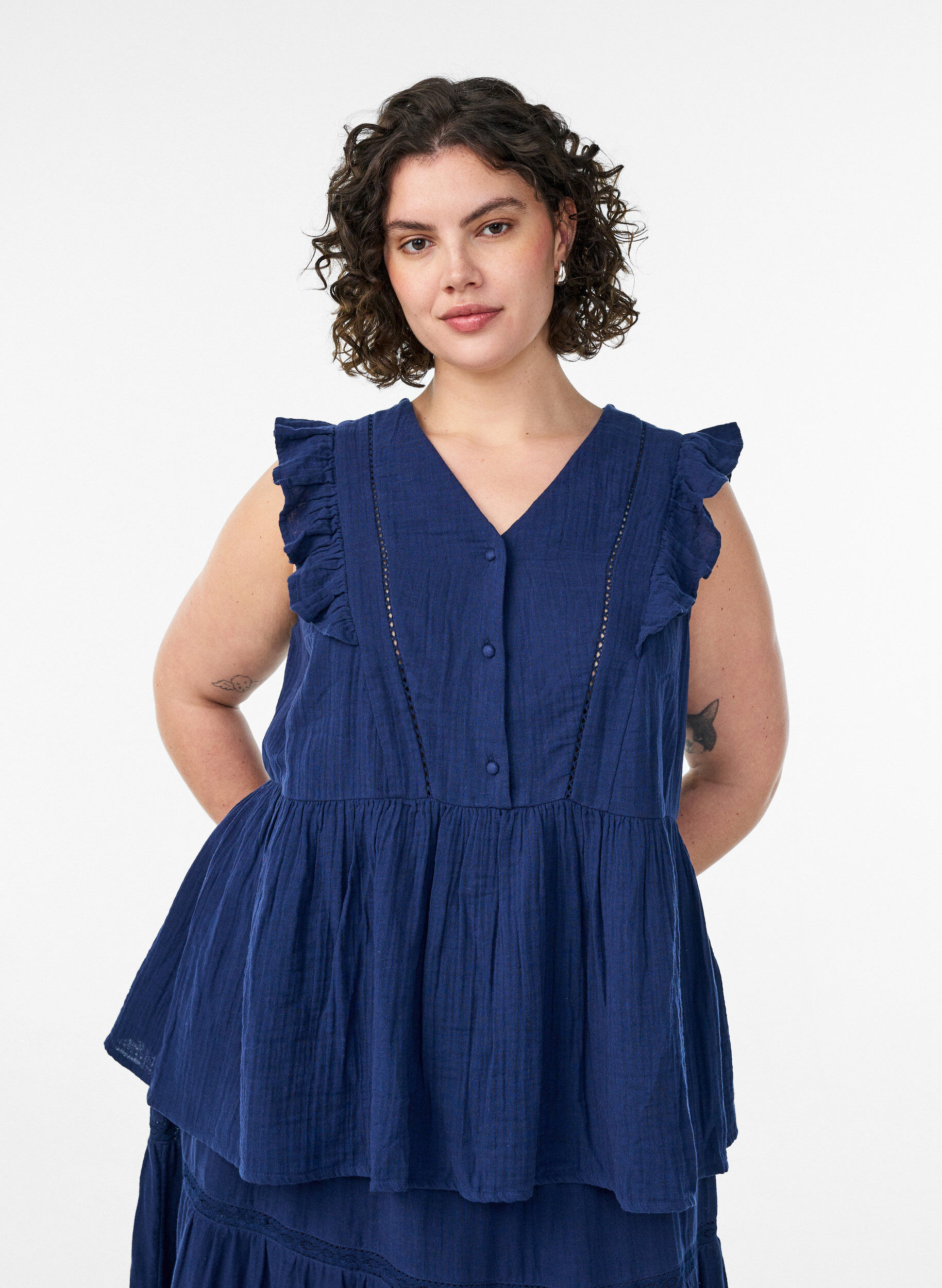 Mouwloze blouse van katoen mousseline met ruches, Blauw, Model