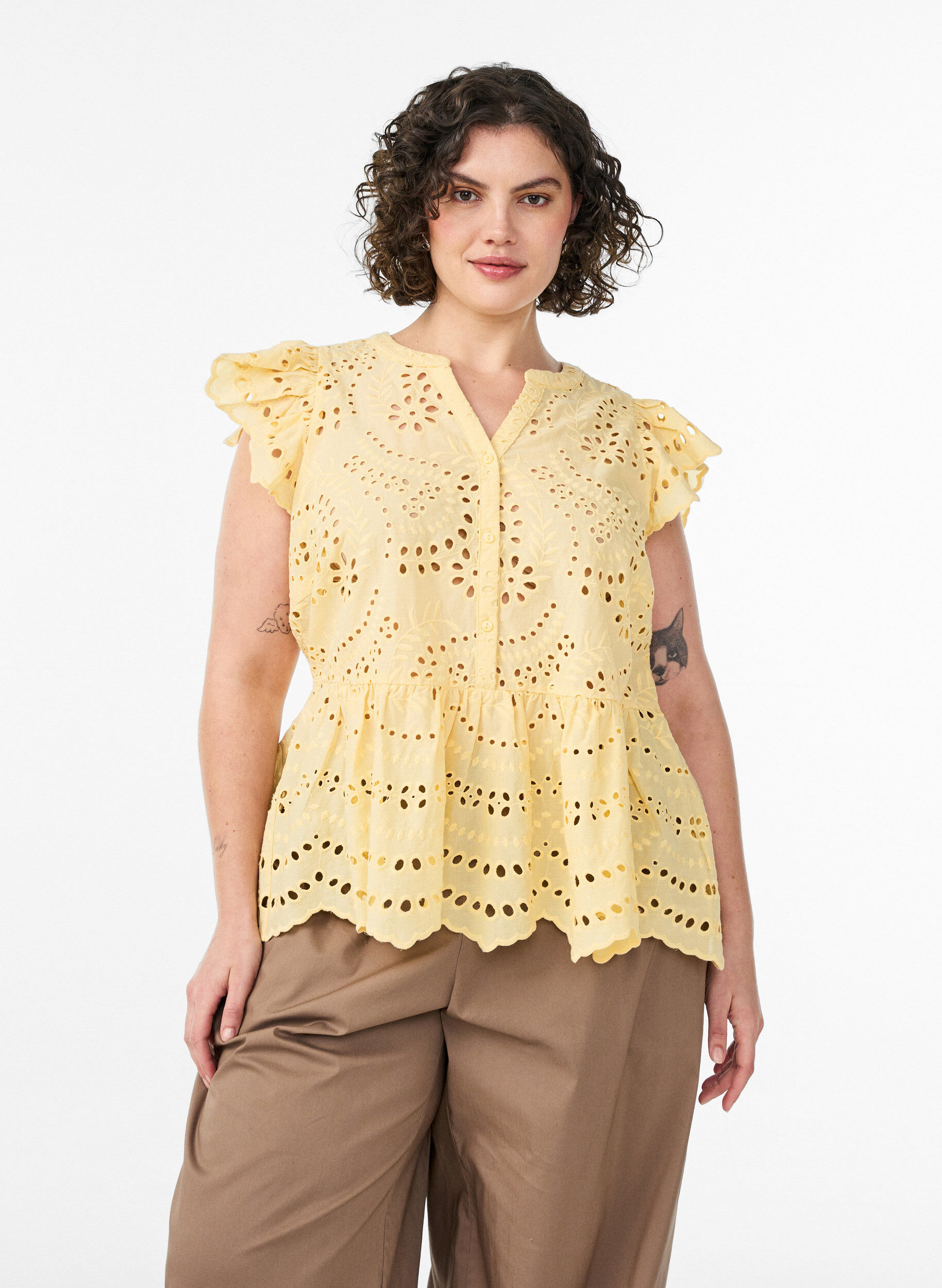 Blouse sans manches en broderie anglaise avec volants, Jaune clair, Model