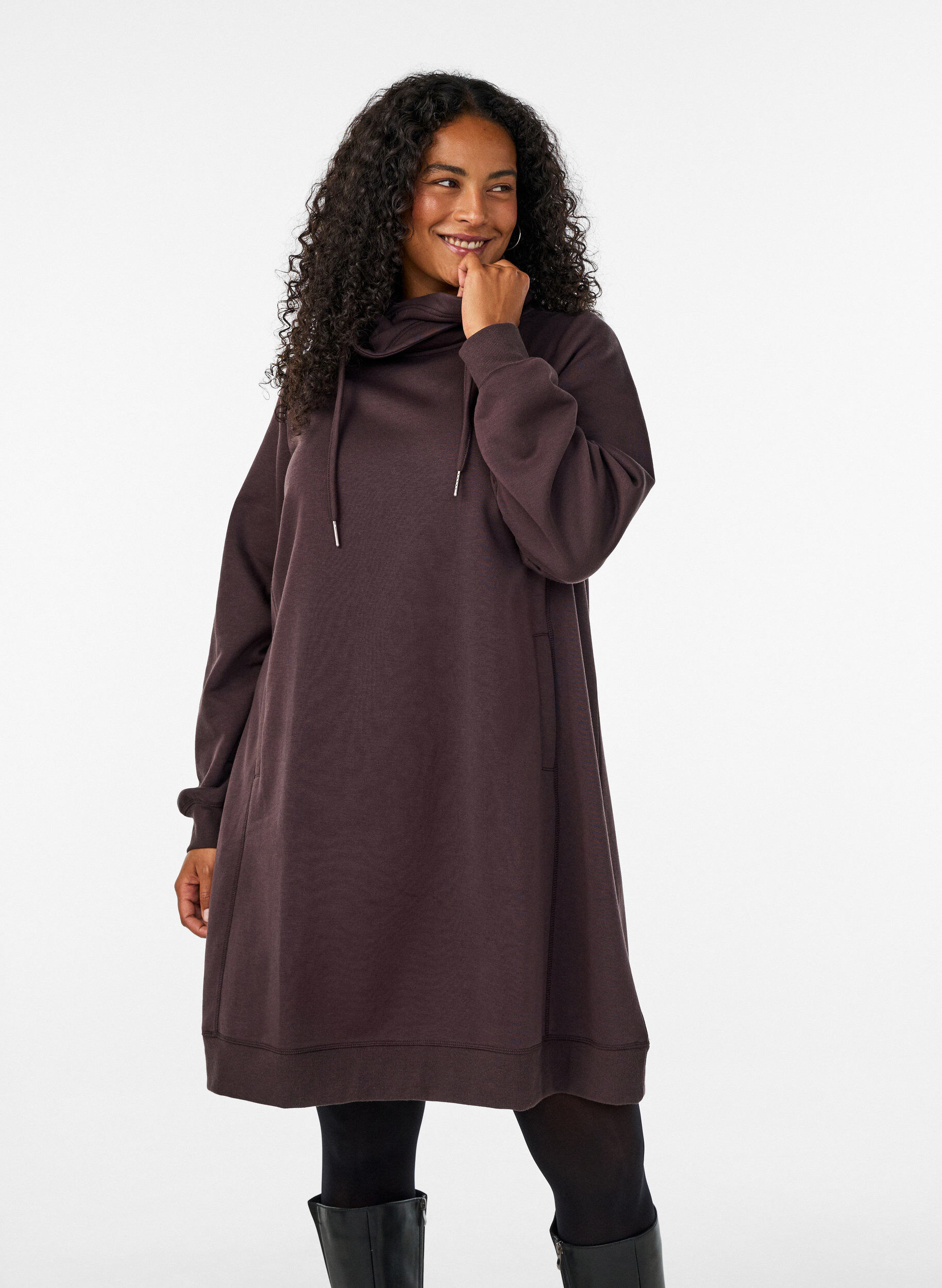 Kort sweatshirt jurk met hoge kraag en zakken, Bruin, Model