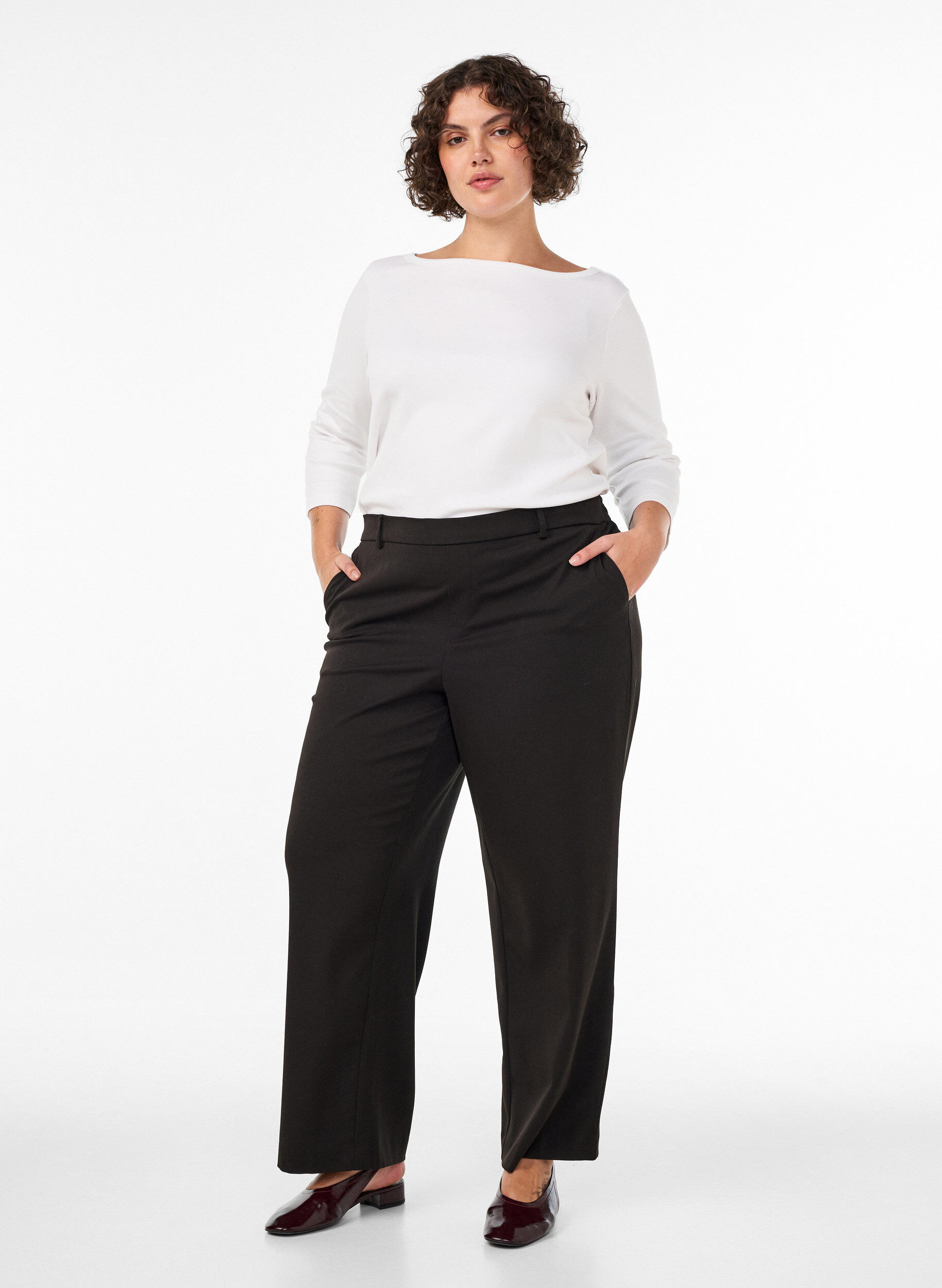 Hoogtailleerde pantalon met rechte pasvorm, Zwart, Model