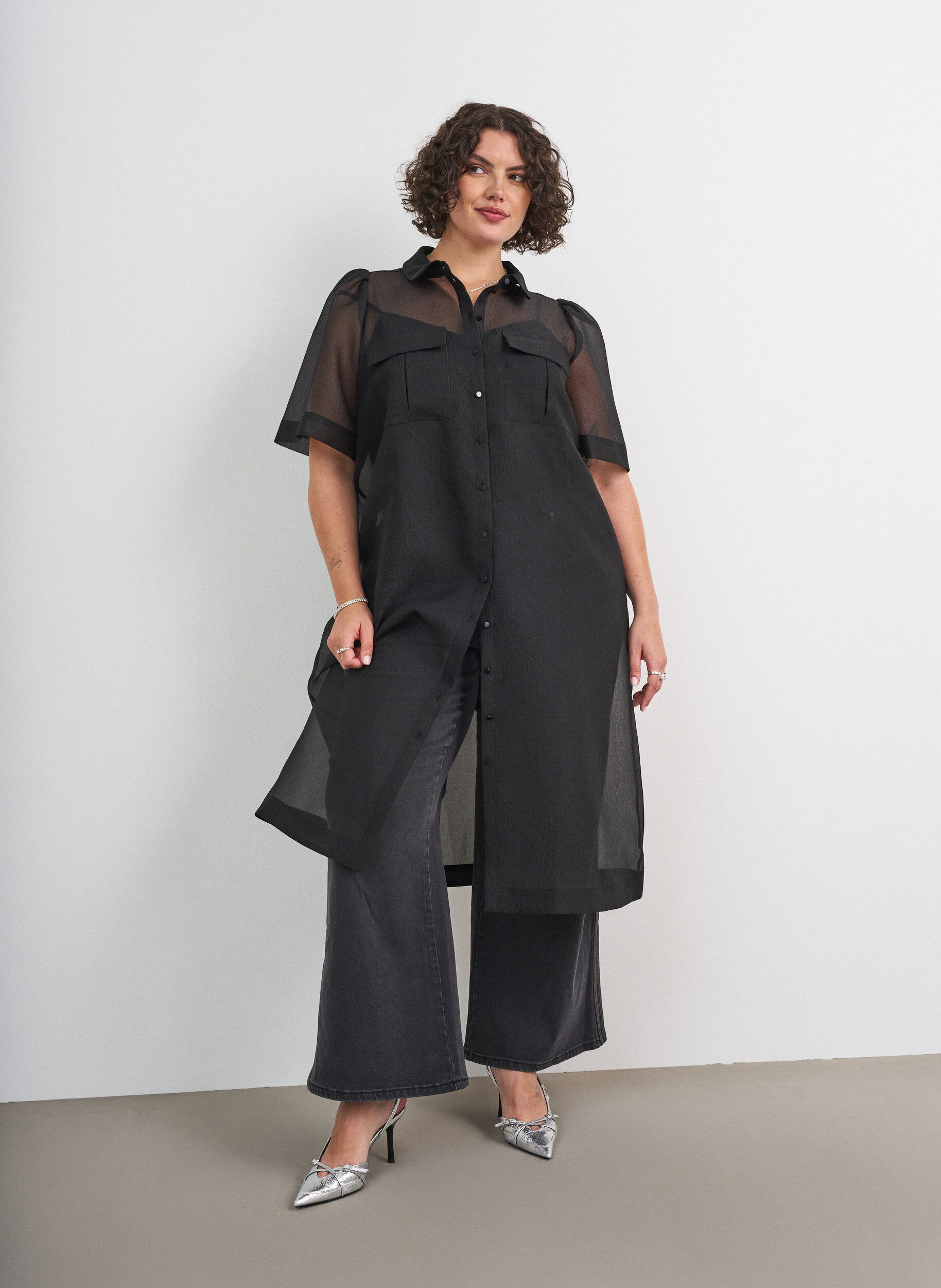 Organza jurk met puffmouwen en borstzakken, Zwart, Model