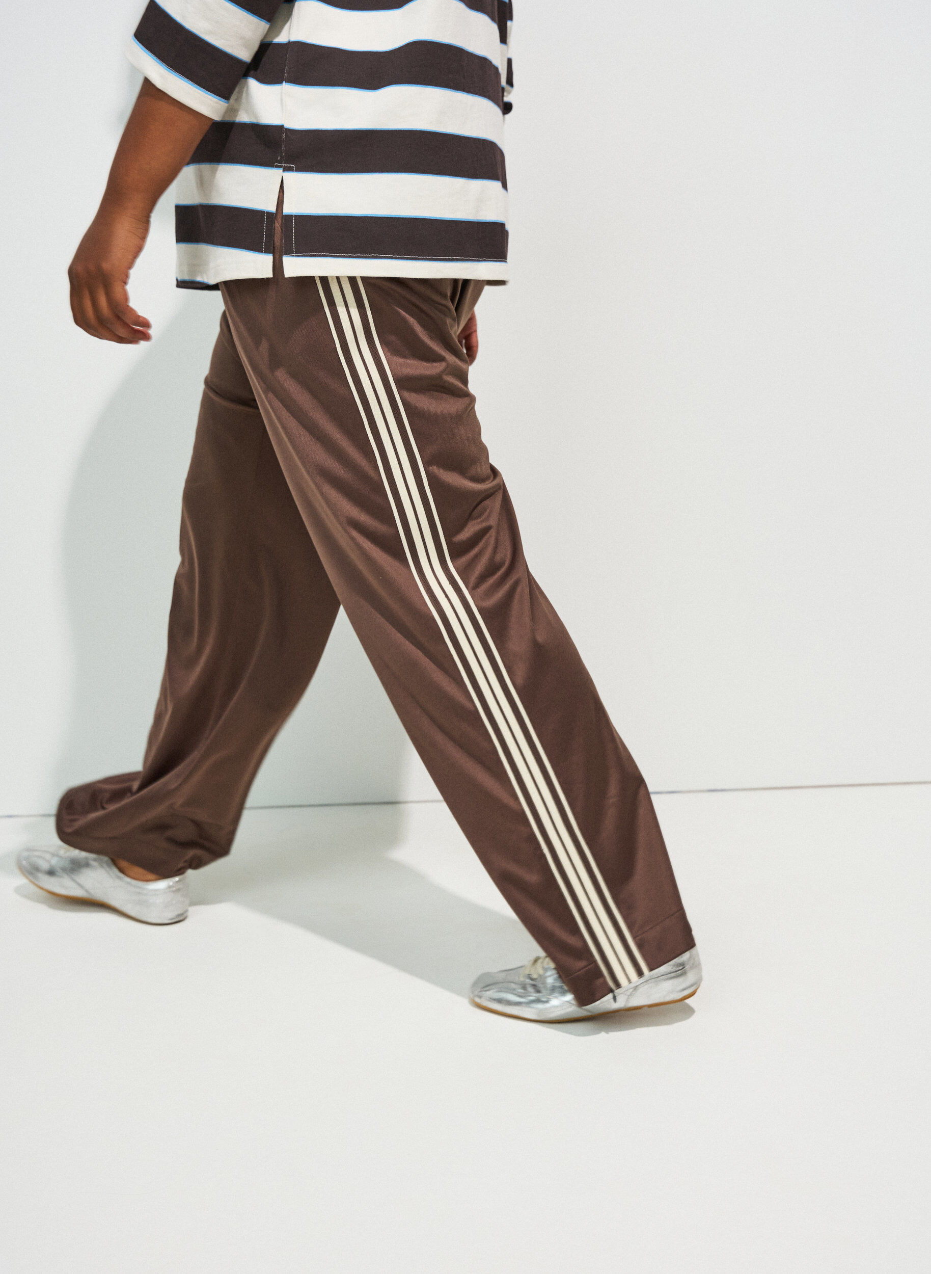 Pantalon de surv&ecirc;tement avec bandes lat&eacute;rales et poches, Marron, Model