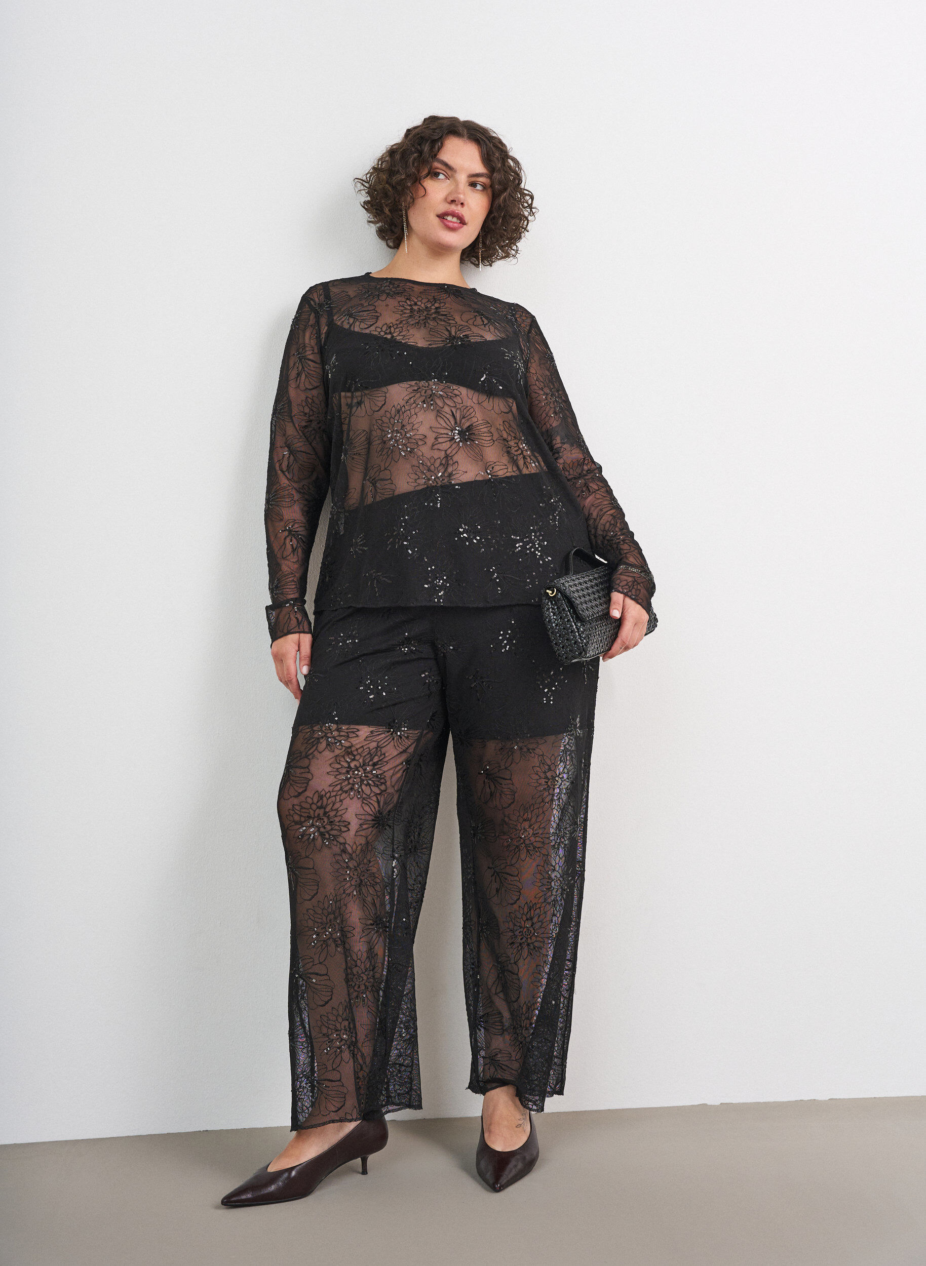 Broek met mesh en bloemenborduursel en pailletten, Zwart, Model