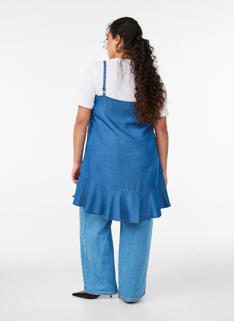 Knielange jurk met bandjes in TENCEL&trade; Lyocell met een denimlook, Blauw, Model