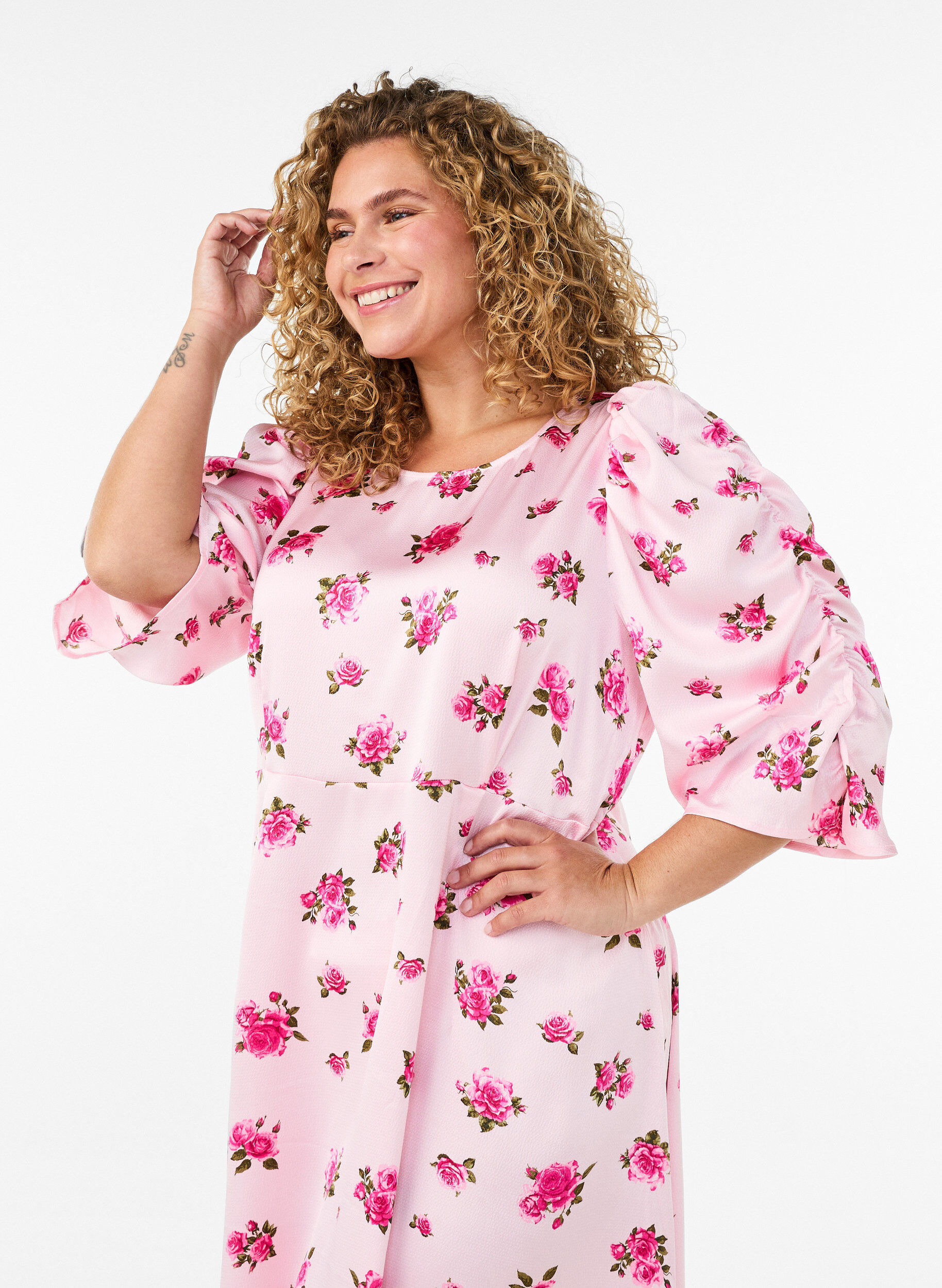 ZizziMidi-jurk met bloemen en pofmouwen, Roze, Model image number 2