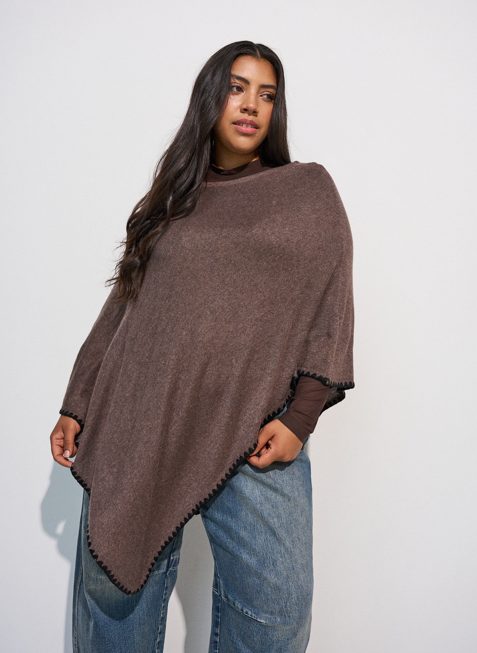 Poncho en maille fine, Marron, Model