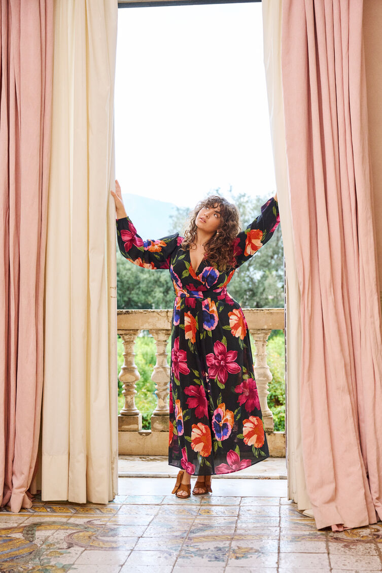 Maxi-jurk met overslaghalslijn, , Model