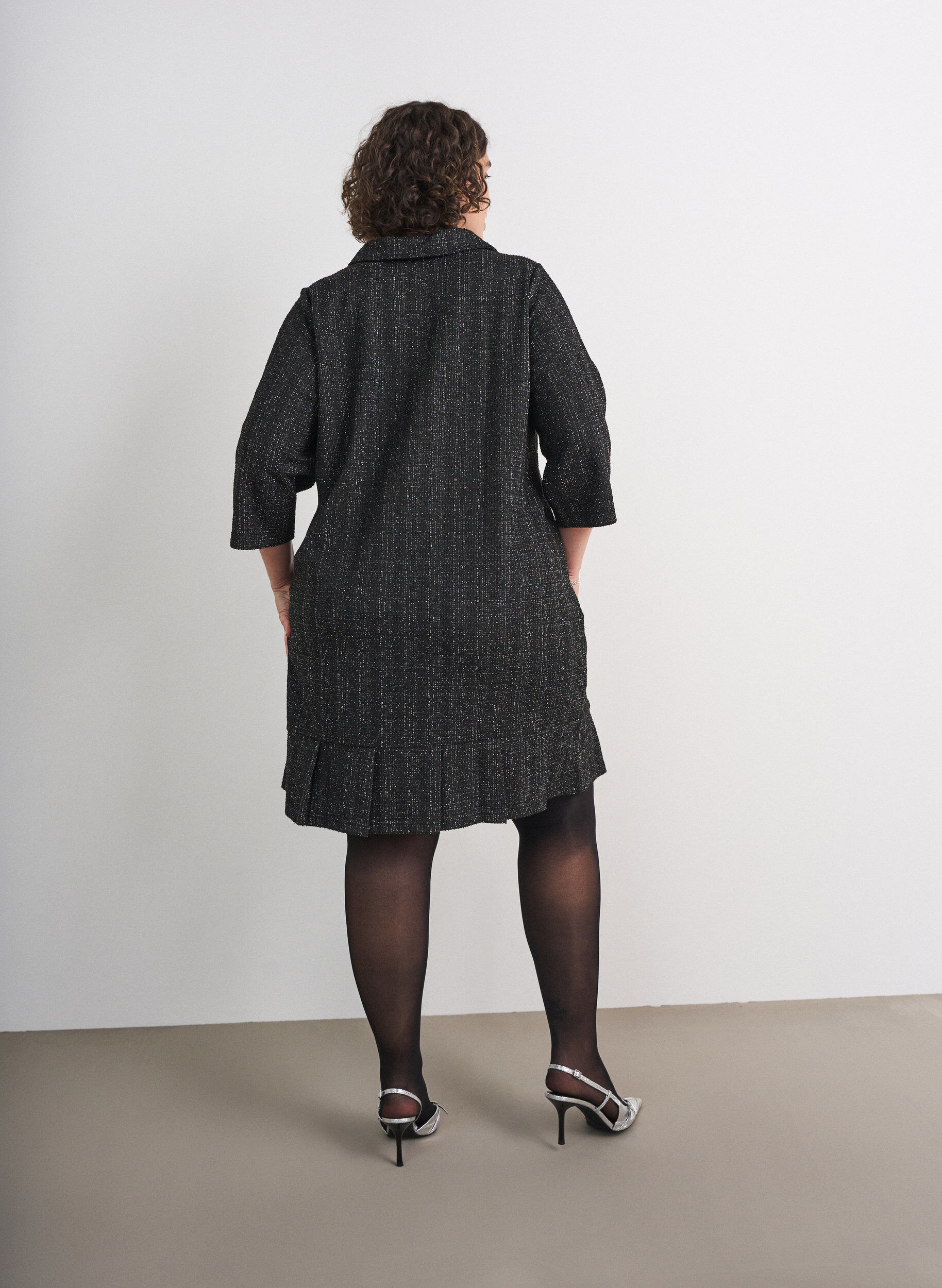 ZizziKorte boucl&eacute;jurk met decoratieve knopen, Zwart, Model image number 2