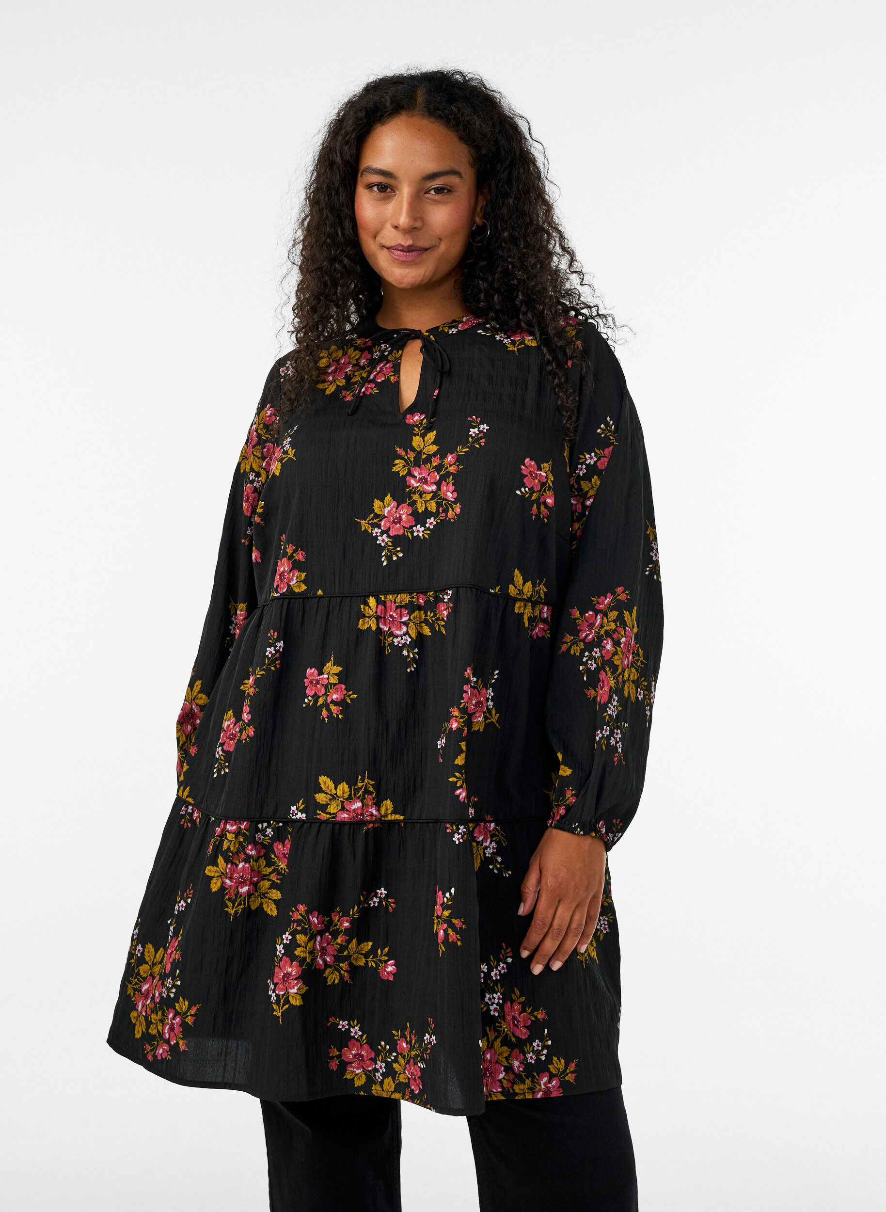 Jurk met bloemenprint en striksluiting, Zwart, Model