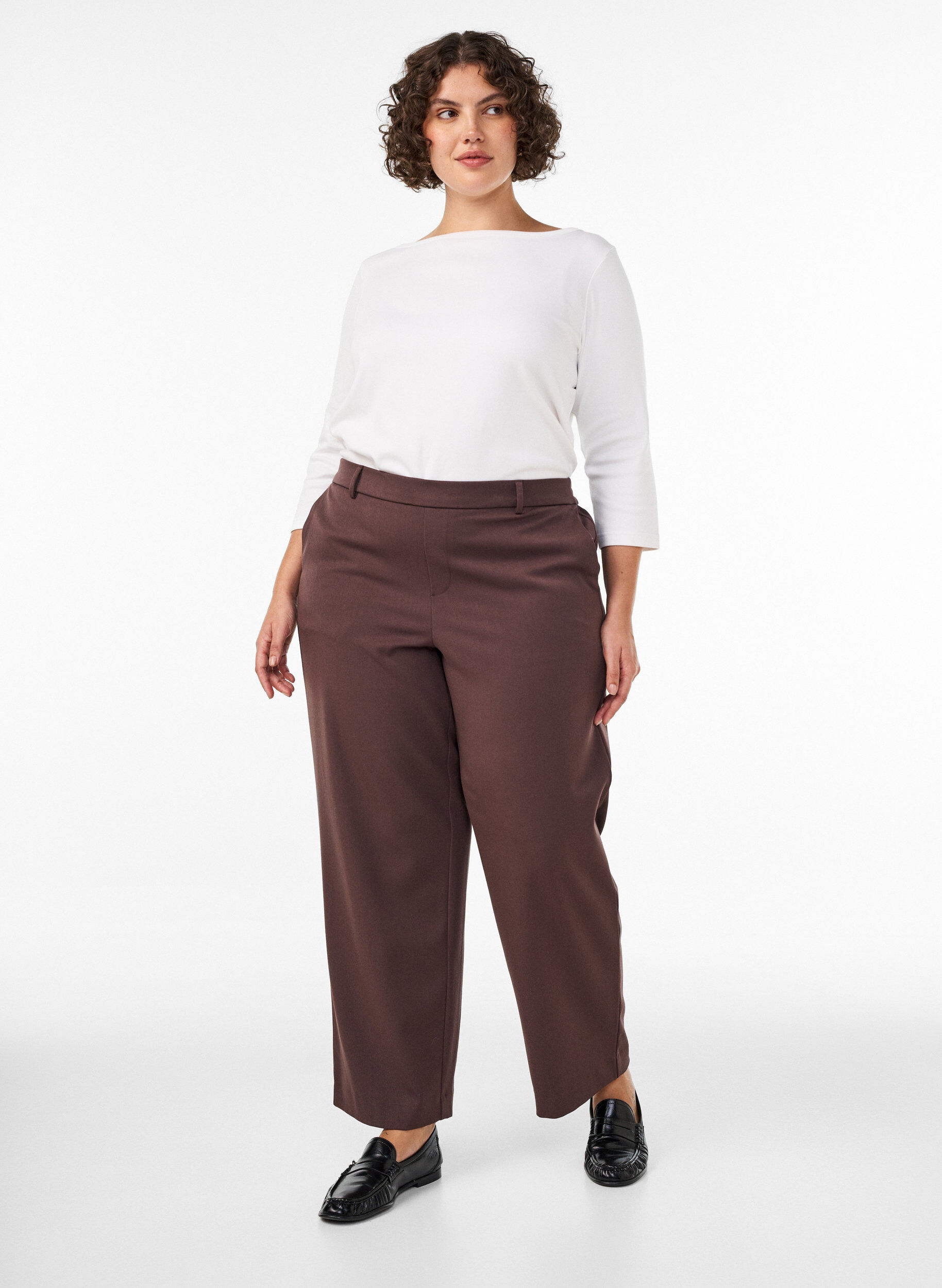 Hoogtailleerde pantalon met rechte pasvorm, Bruin, Model