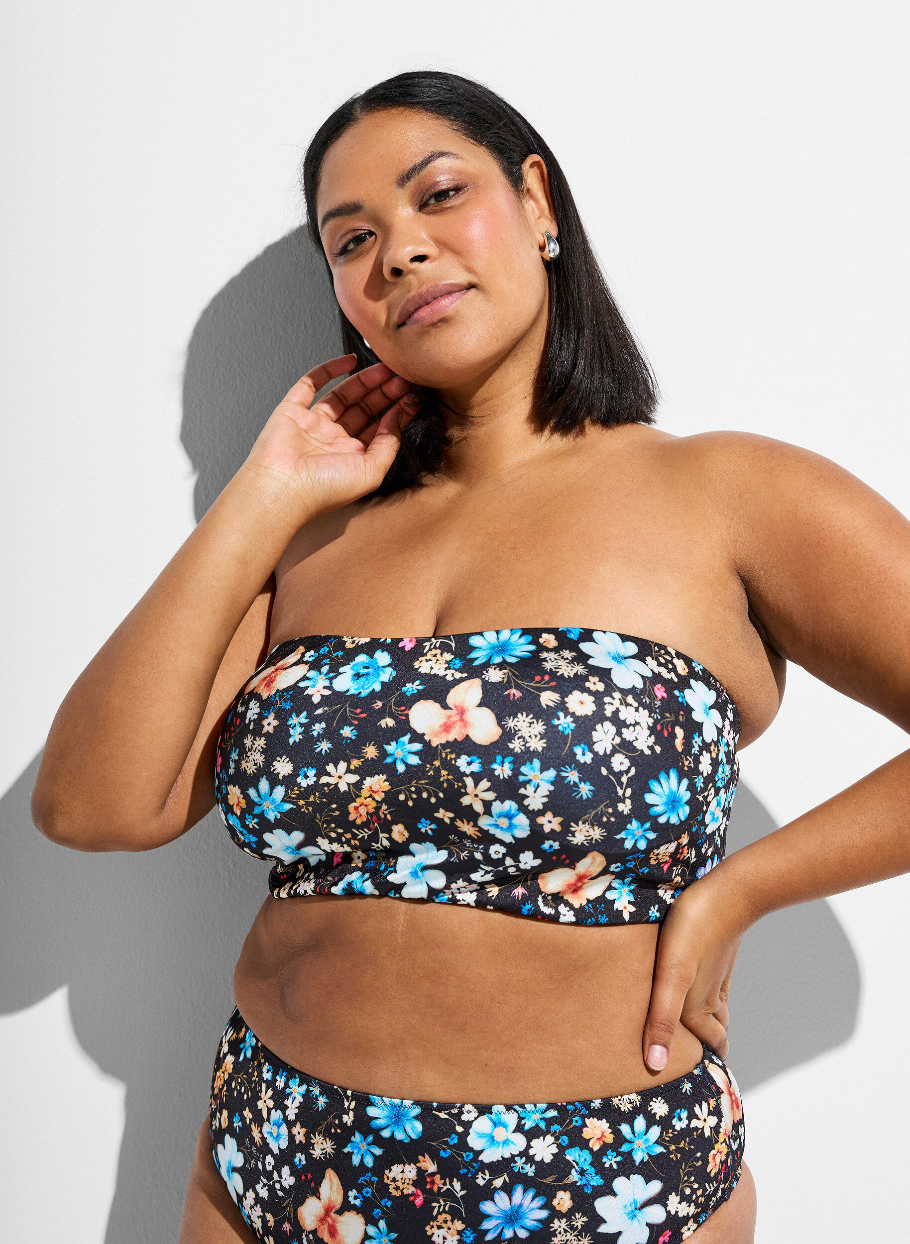 Bloemen bandeau bikinitop, Blauw, Model