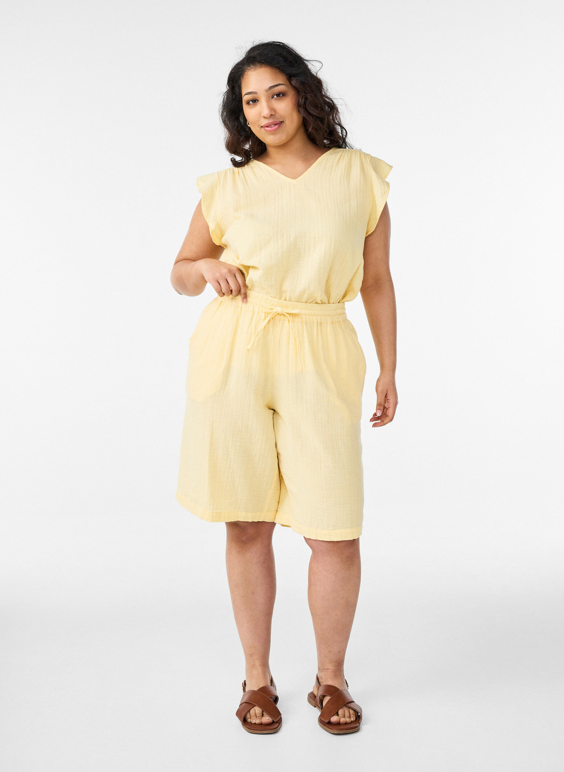 Zizzi Short ample en mousseline de coton taille haute, Jaune clair, Model image number 1
