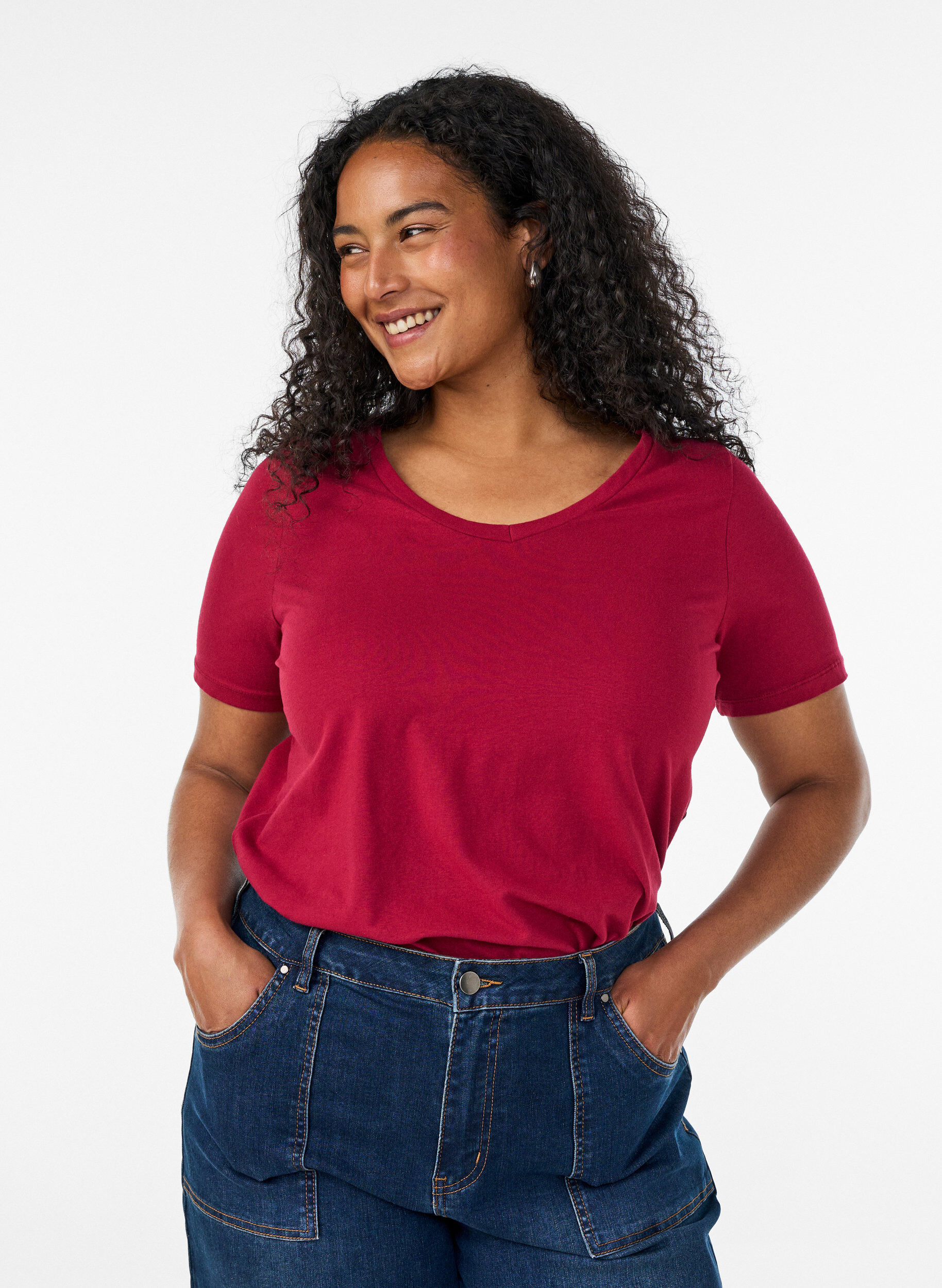 Basic t-shirt in effen kleur met katoen, Rood, Model