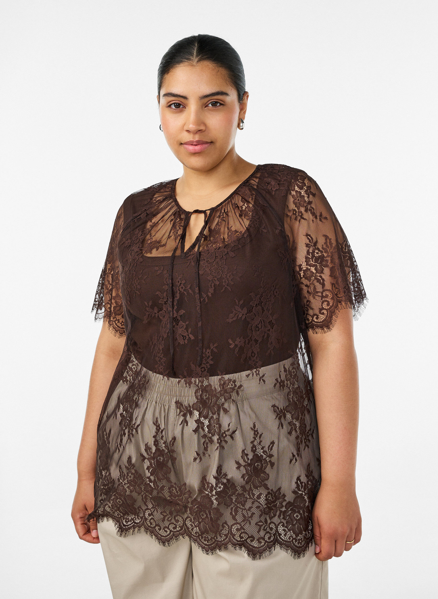 Korte mouwen kanten blouse met striksluiting, Bruin, Model