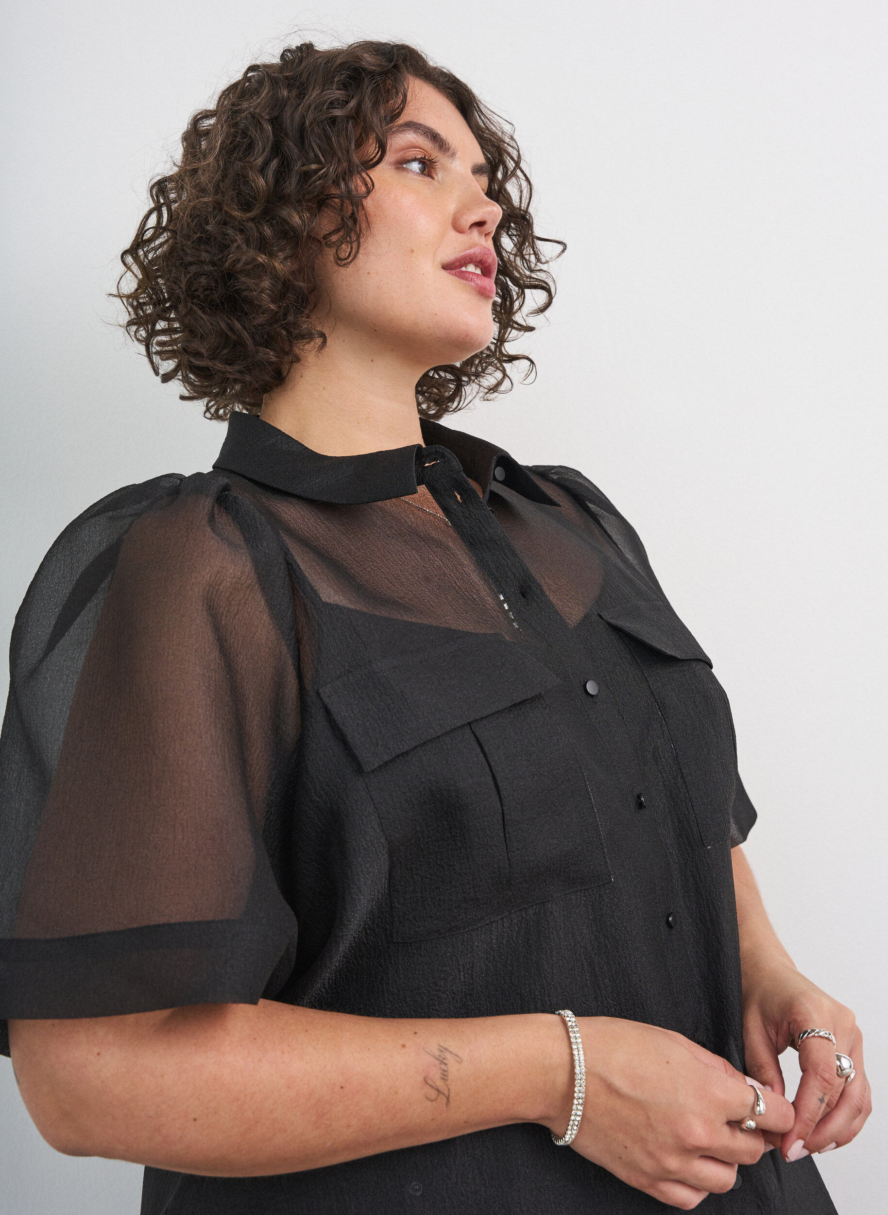 ZizziOrganza jurk met puffmouwen en borstzakken, Zwart, Model image number 3