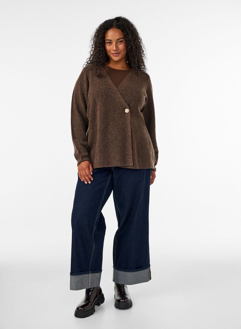 Gebreid vest met asymmetrische sluiting, Bruin, Model