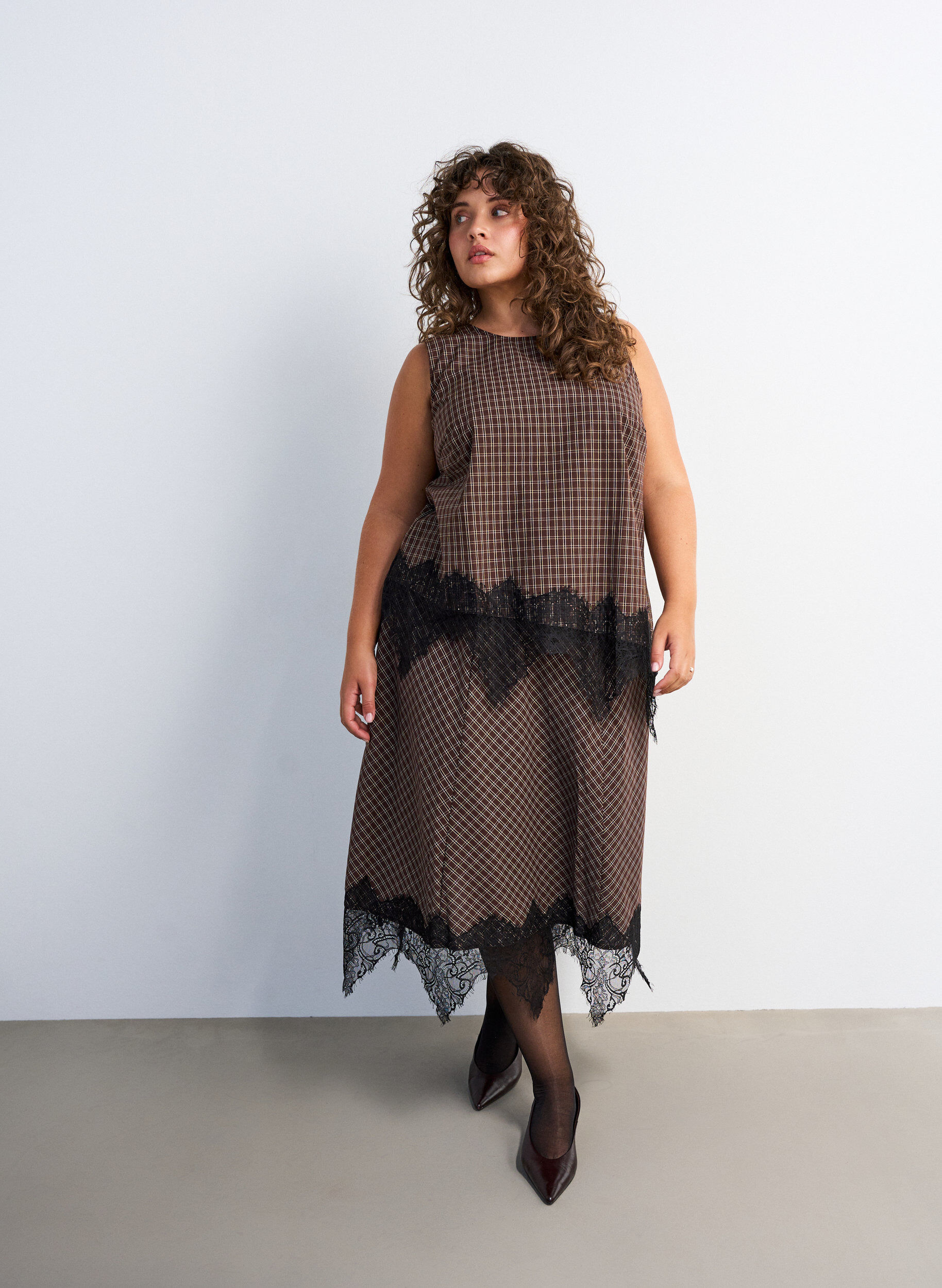 Midi-rok met kanten afwerking en ruitpatroon, Bruin, Model