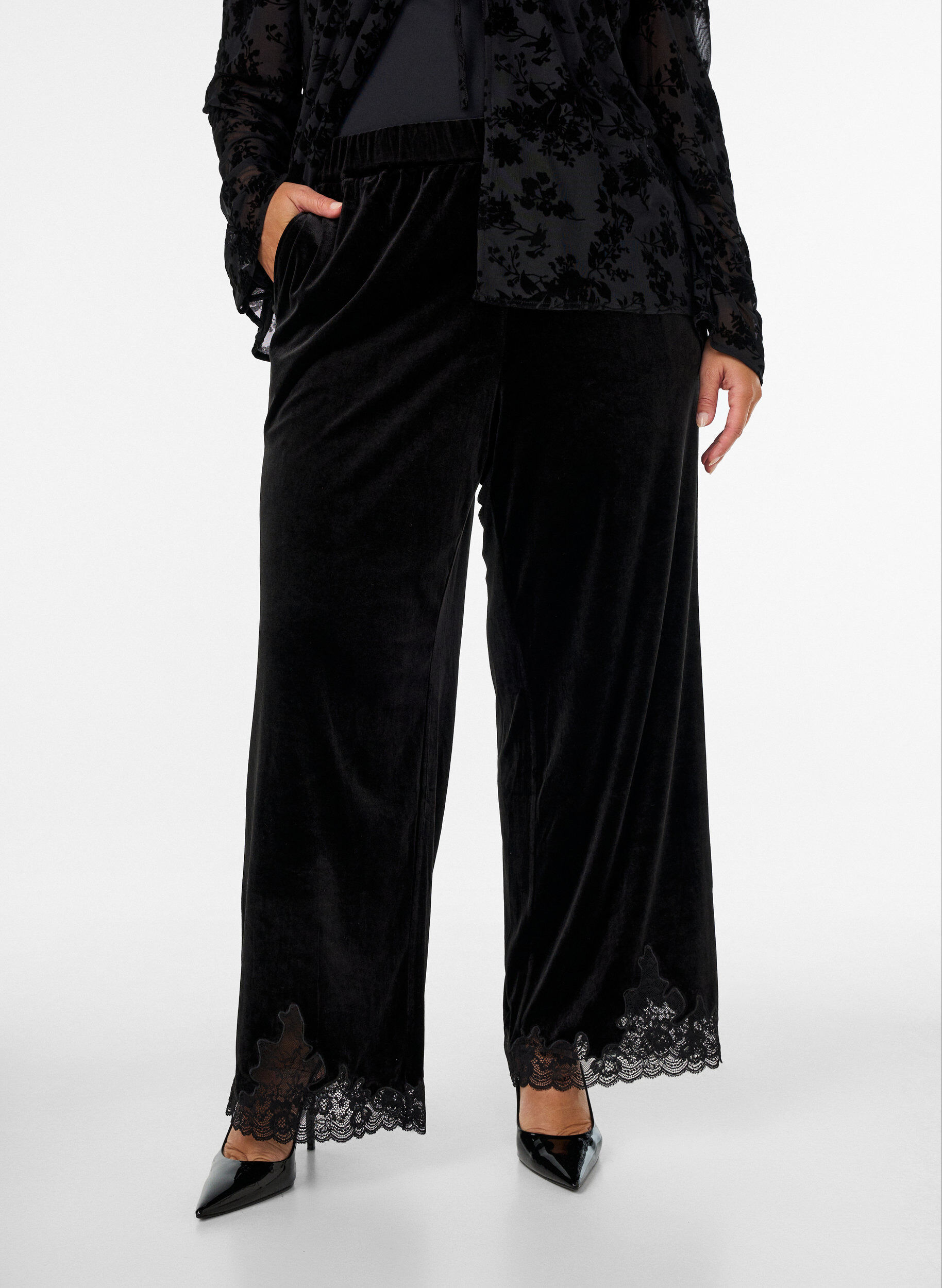 Fluwelen broek met kanten rand en wijde pijpen, Zwart, Model