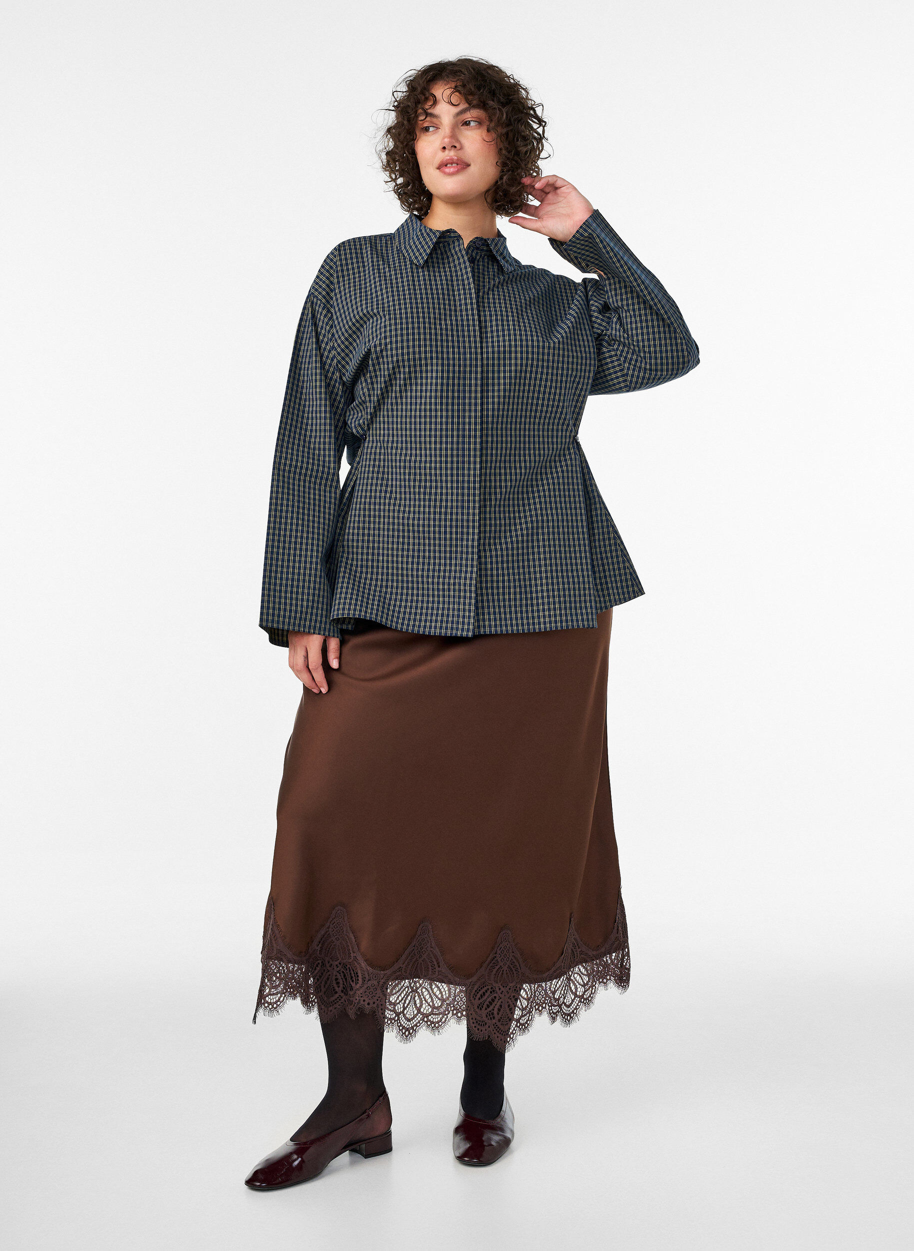 Midi satijnen rok met kanten afwerking, Bruin, Model
