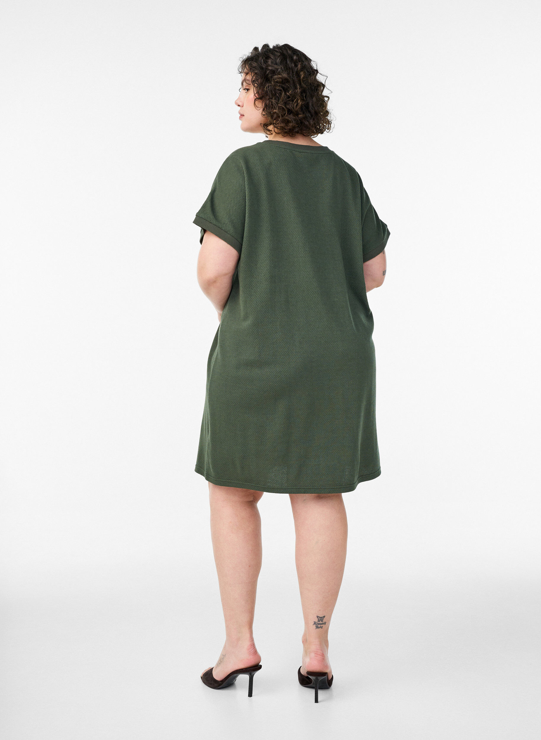 Zizzi Robe courte en jersey textur&eacute; &agrave; col rond, Vert, Model image number 2
