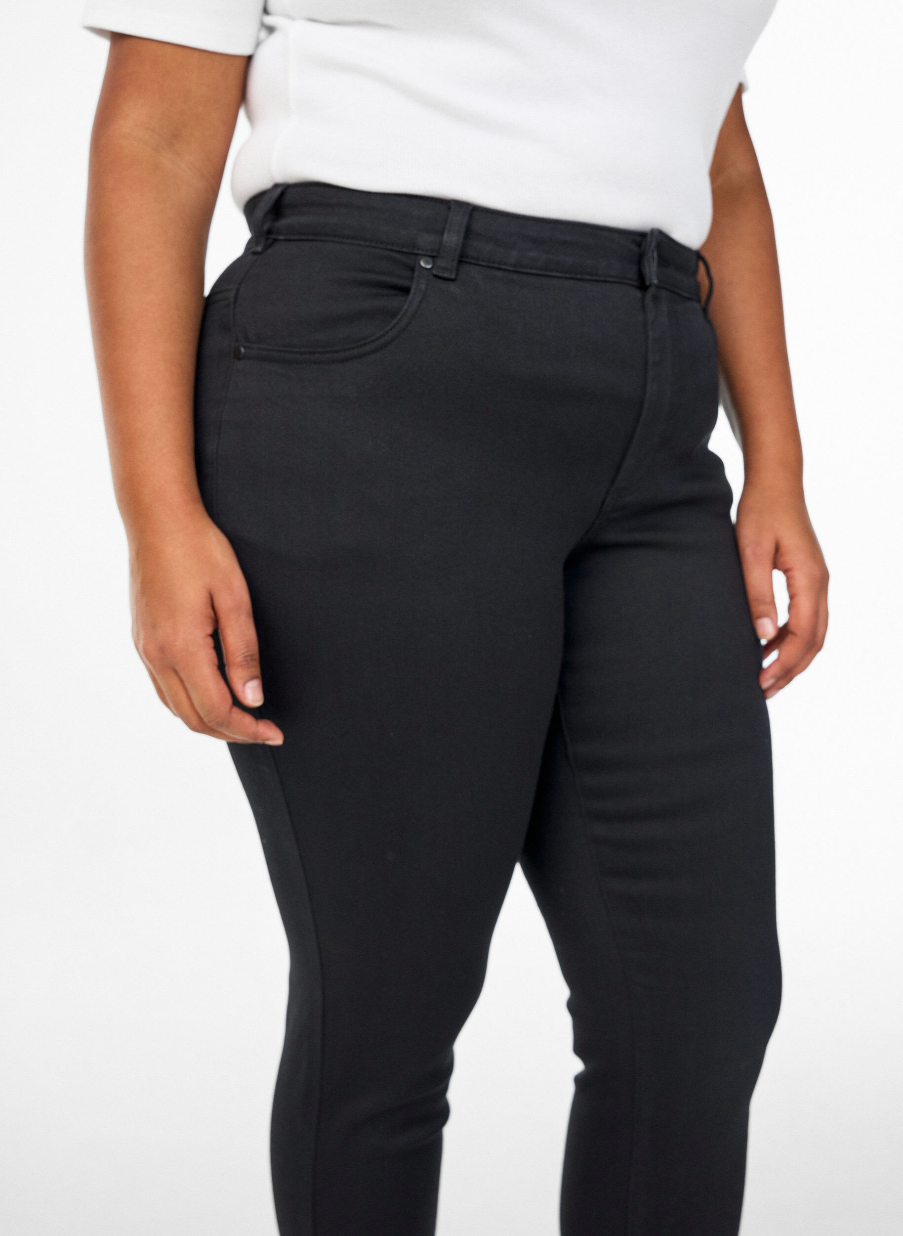 ZizziSlim fit Emily jeans met normale taille, Zwart, Model image number 2