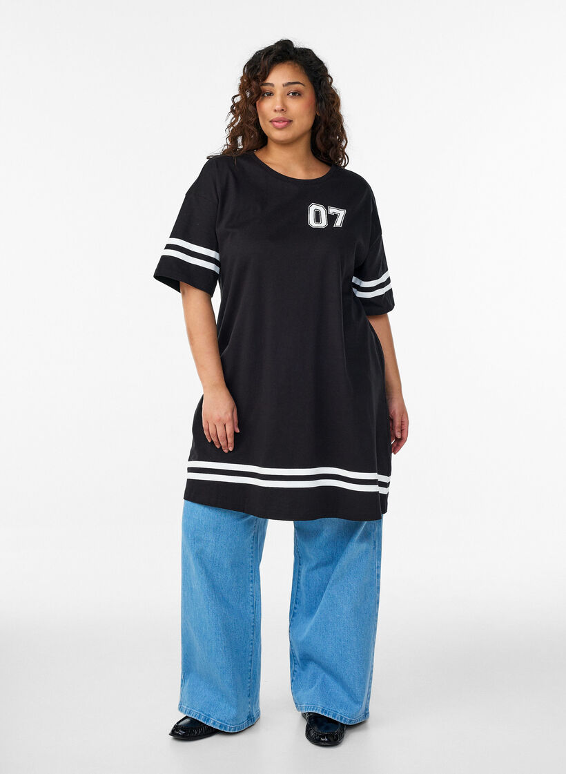 Robe T-shirt courte avec d&eacute;tails sportifs, Noir, Model image number 1