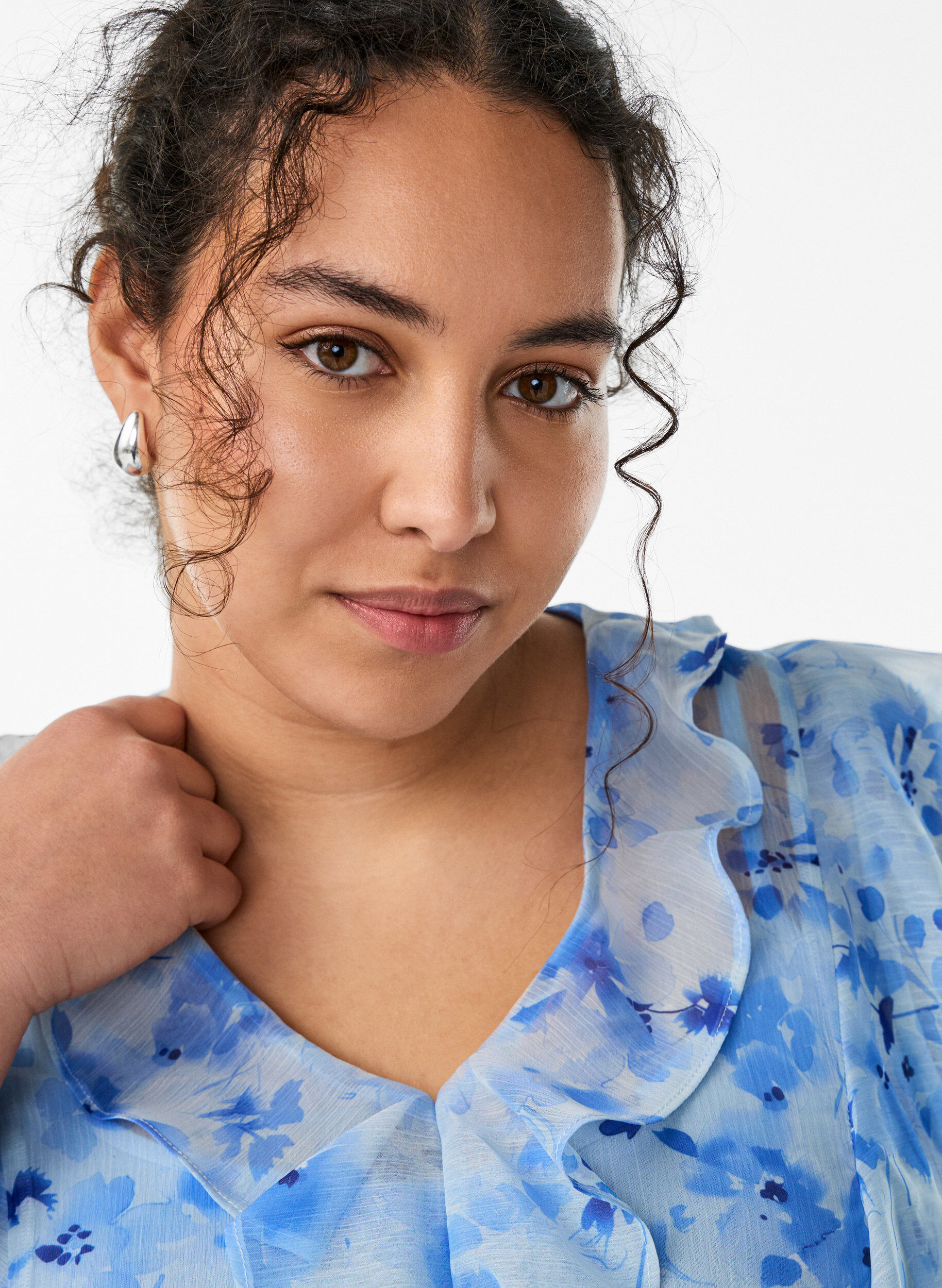 ZizziChiffonjurk met bloemenprint, ruches en lange mouwen, Blauw, Model image number 2