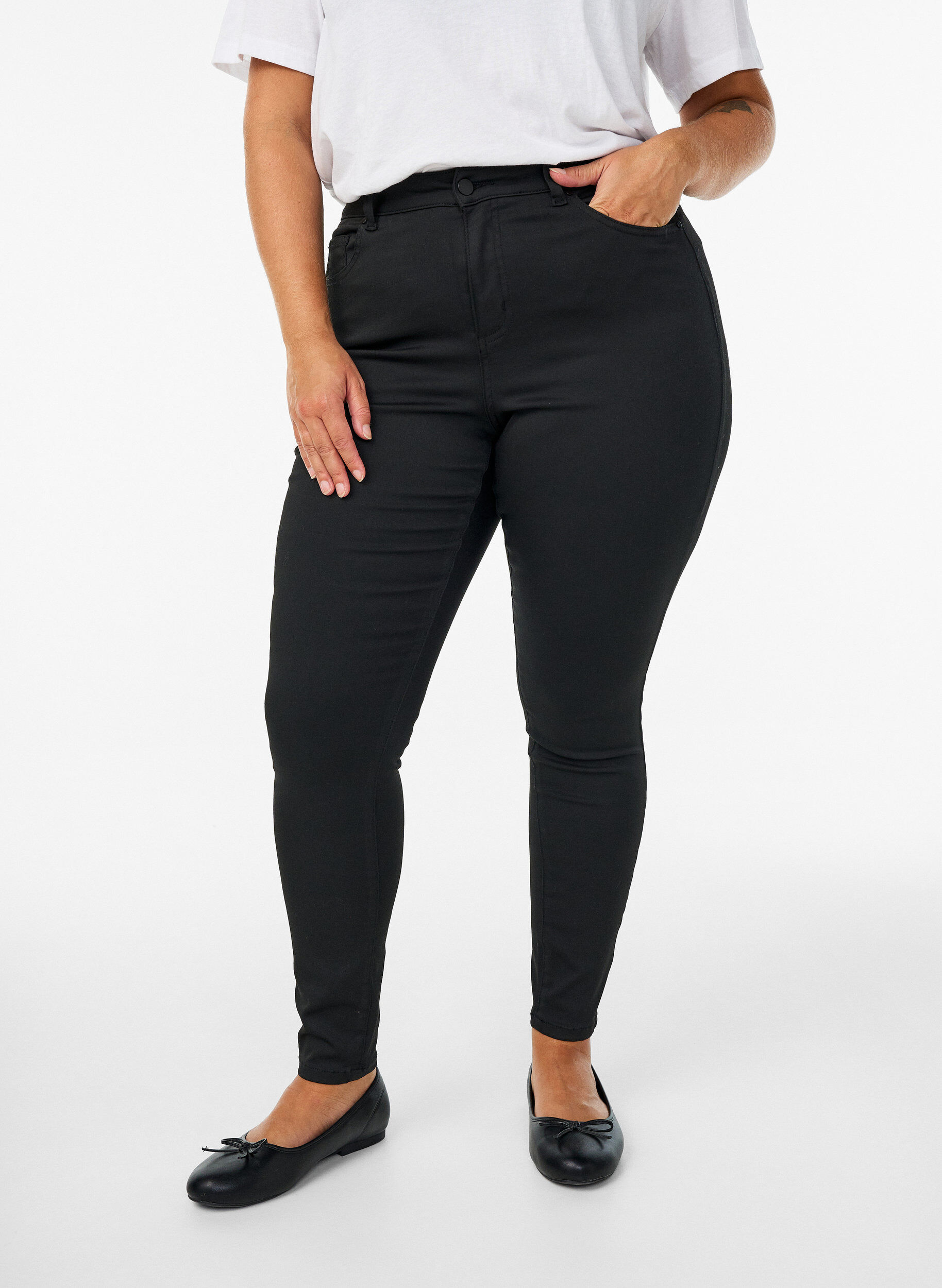 ZizziBlijf Black Amy high-waist jeans, Zwart, Model image number 2