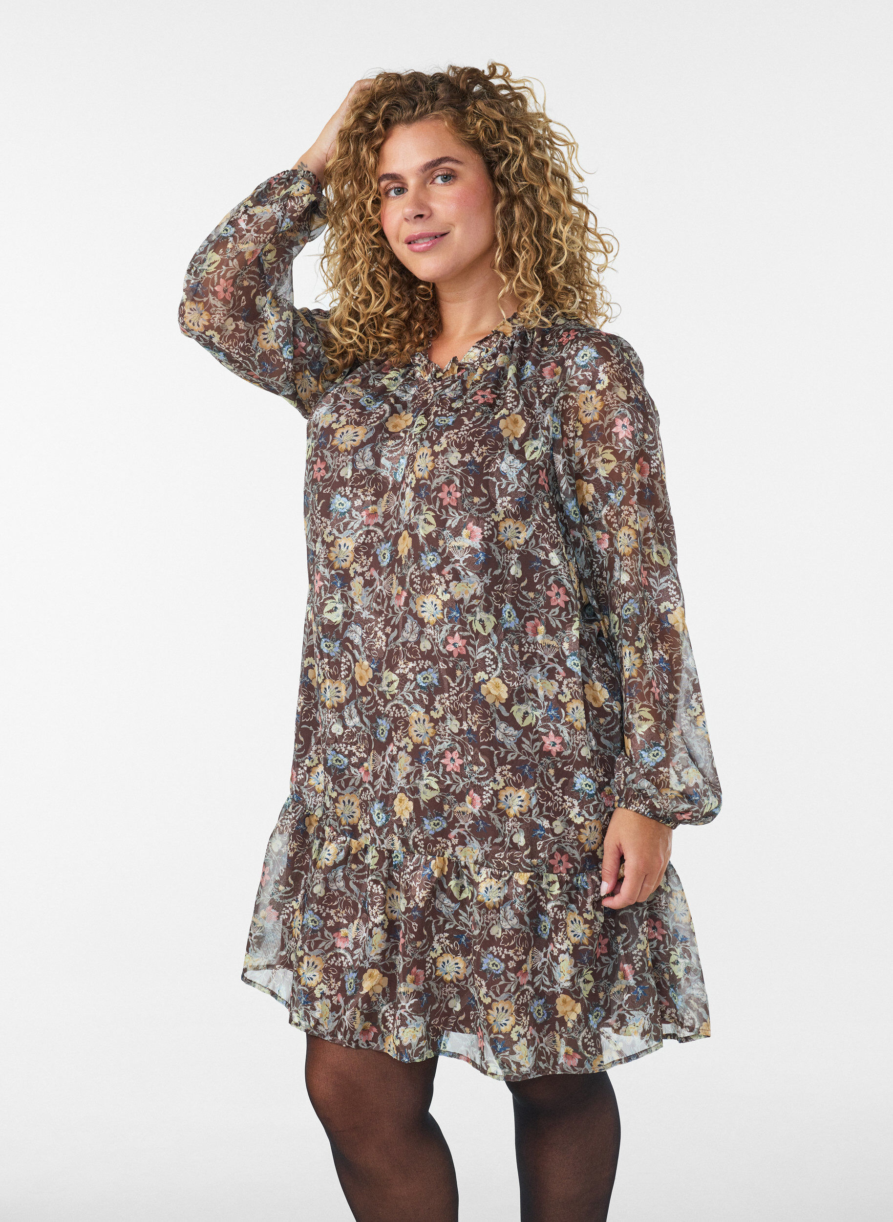 Chiffon jurk met bloemenprint en rucheslagen, Bruin, Model