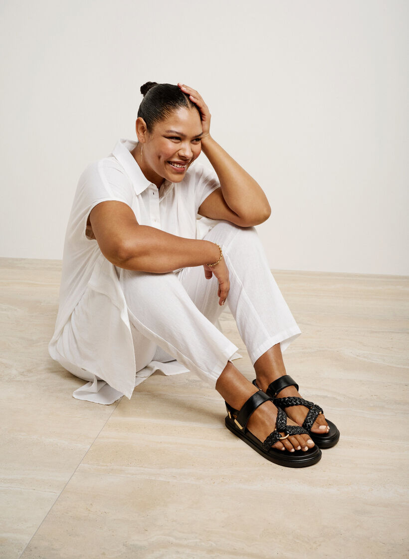 Leren sandaal met gevlochten bandjes en brede pasvorm, Zwart, Image image number 1