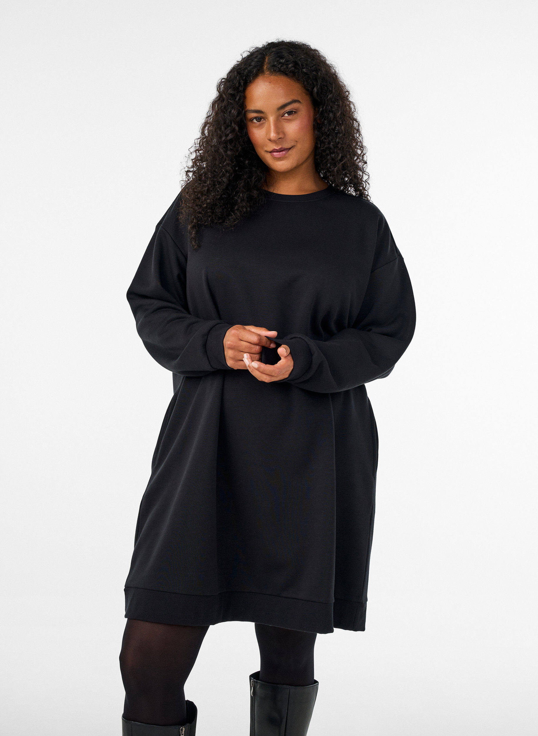 Losse sweatshirtjurk met zakken, Zwart, Model