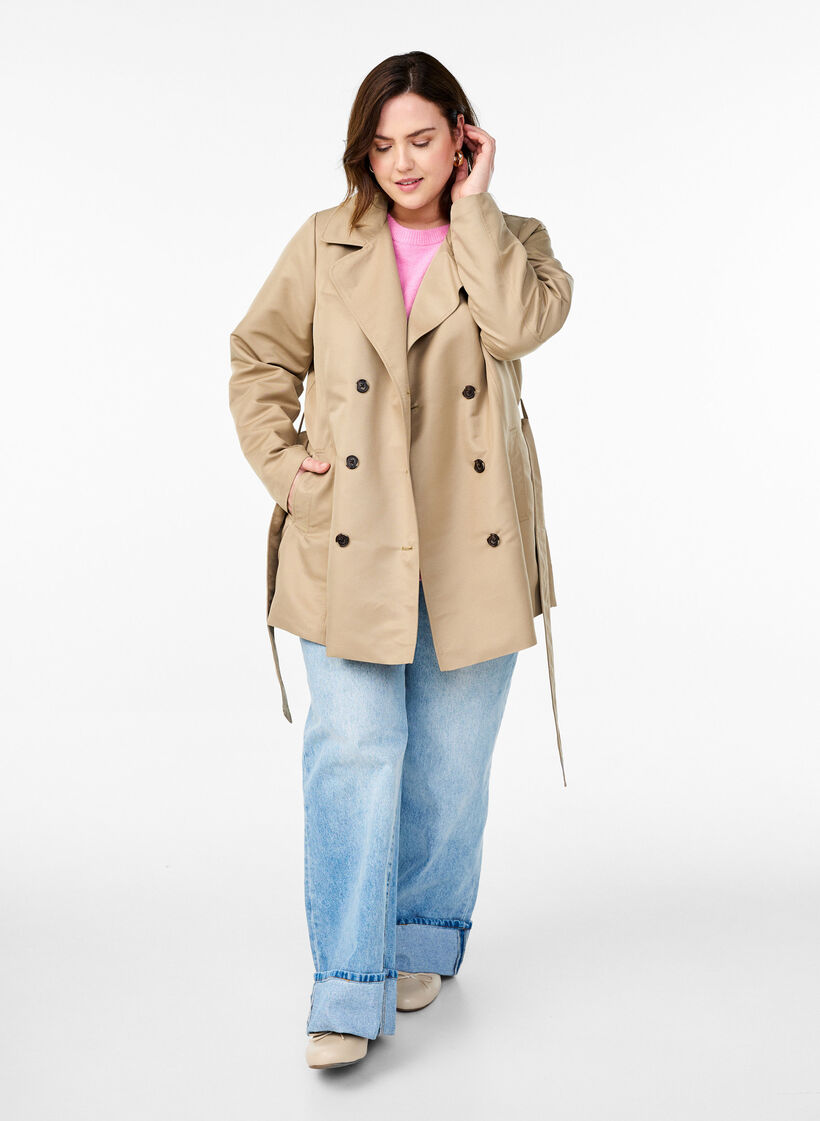 Korte trenchcoat met riem, Coriander, Model