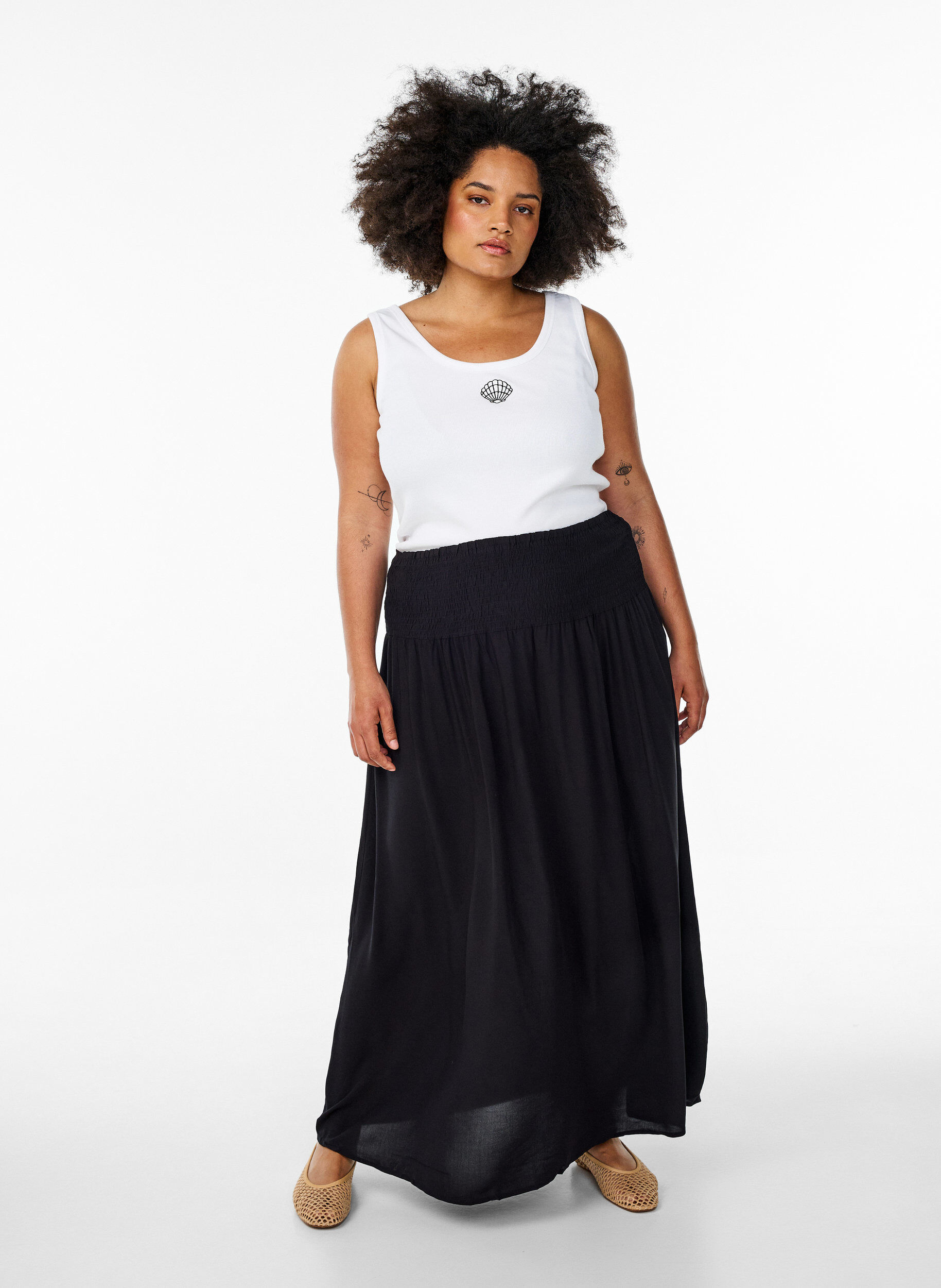 Maxi rok in viscose met smokwerk, Zwart, Model