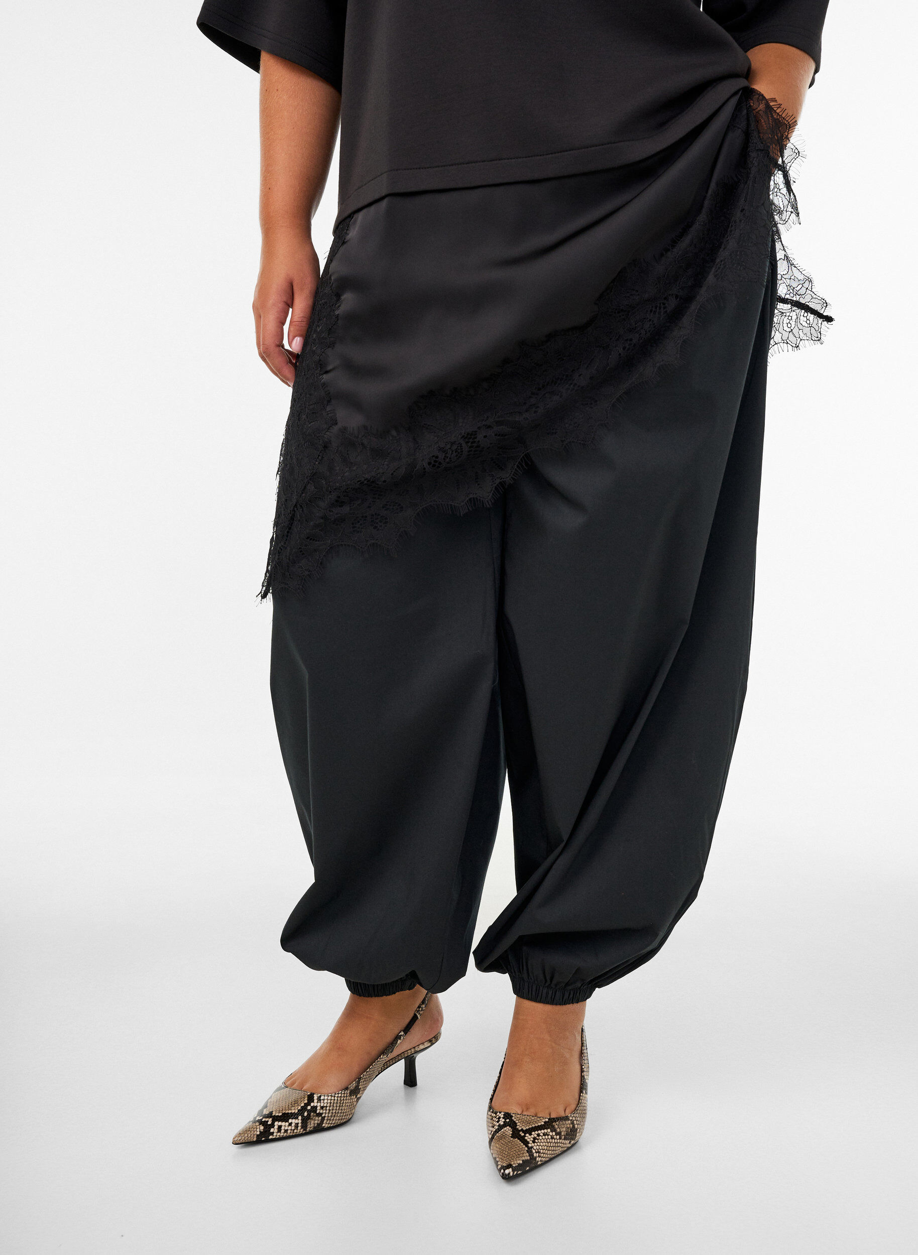 Ballonbroek met zakken en een elastische tailleband, Zwart, Model