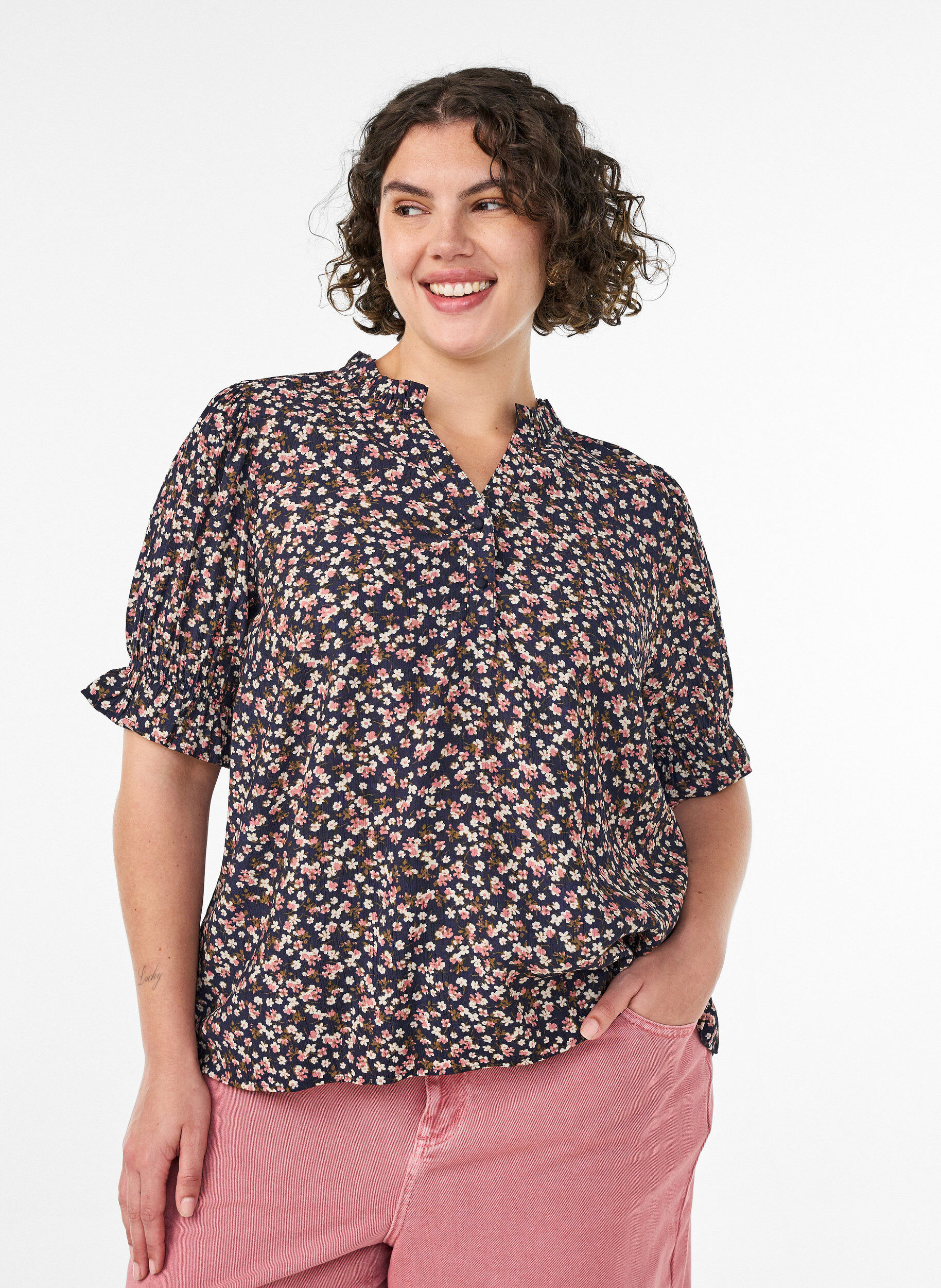 Blouse van viscose met bloemenprint, korte mouwen en smockdetails, Blauw, Model