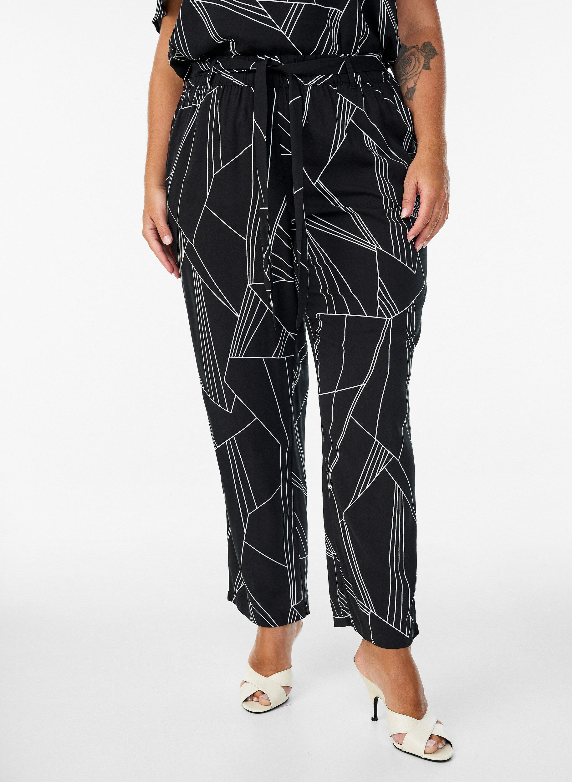 Zizzi Pantalon taille haute en viscose, Noir, Model image number 2