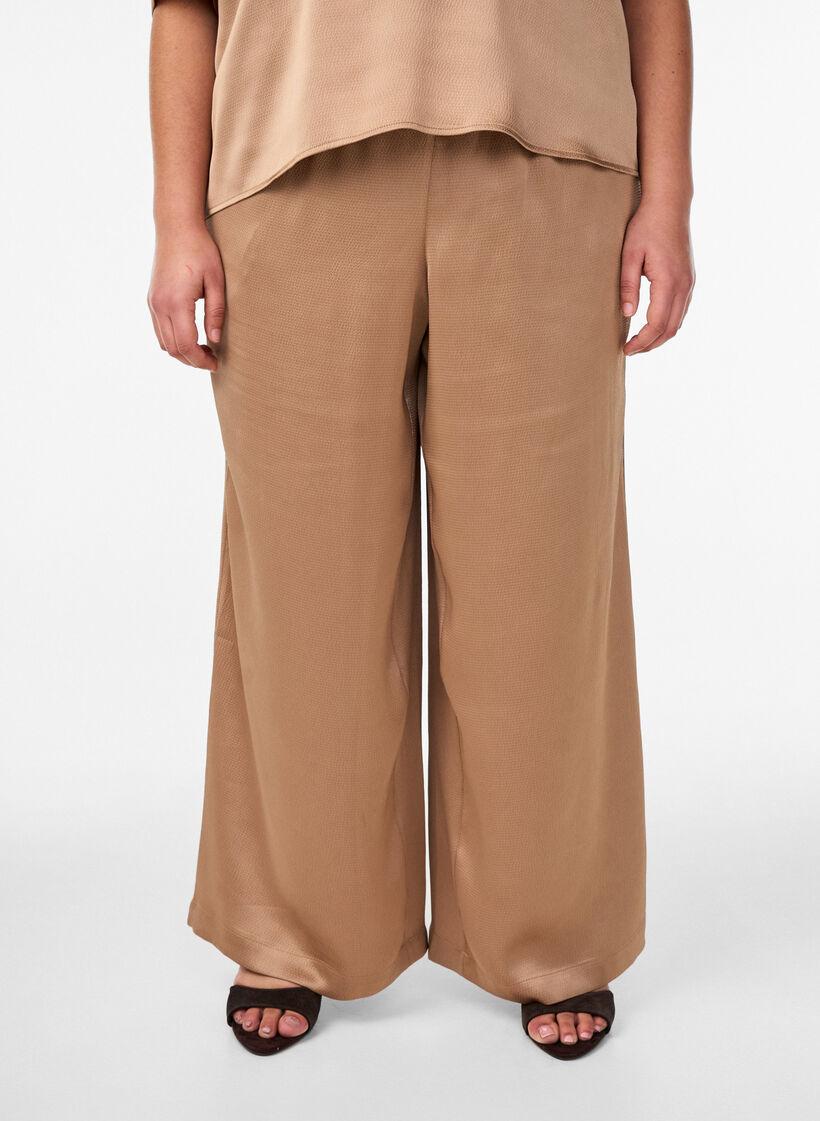 Pantalon aspect satin &agrave; jambes larges et droites, Marron, Model