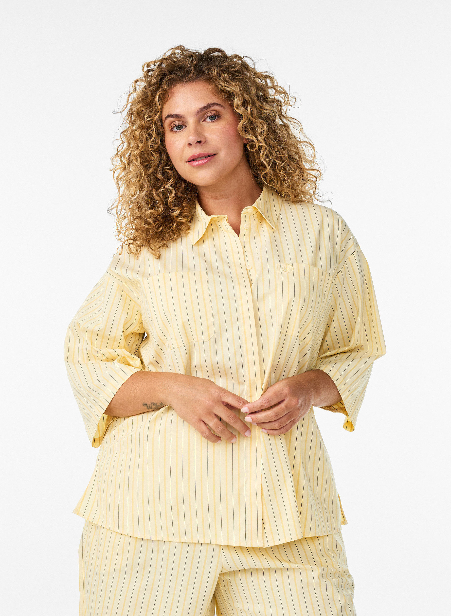 Gestreepte blouse in een los pasvorm, Geel, Model